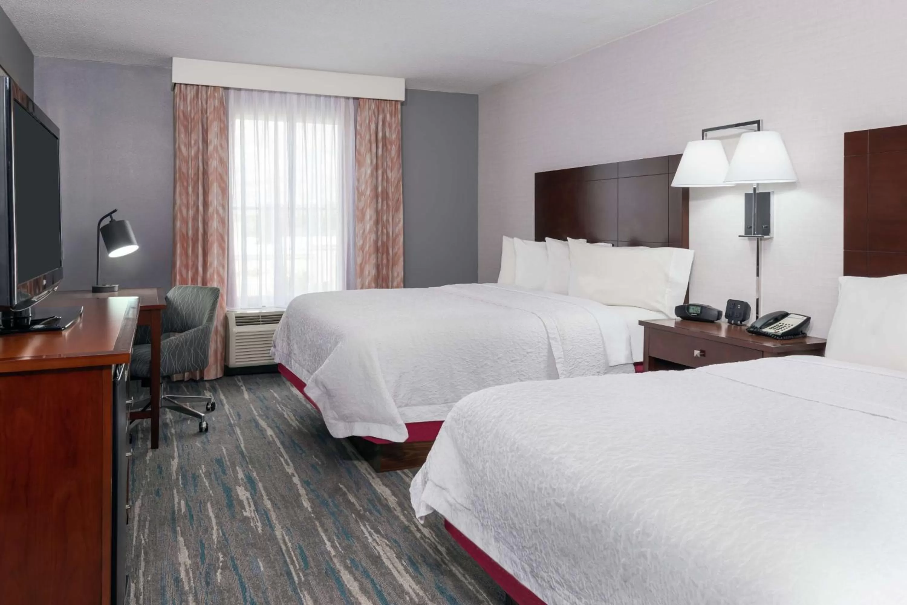 Bed in Hampton Inn & Suites Orlando Airport at Gateway Village