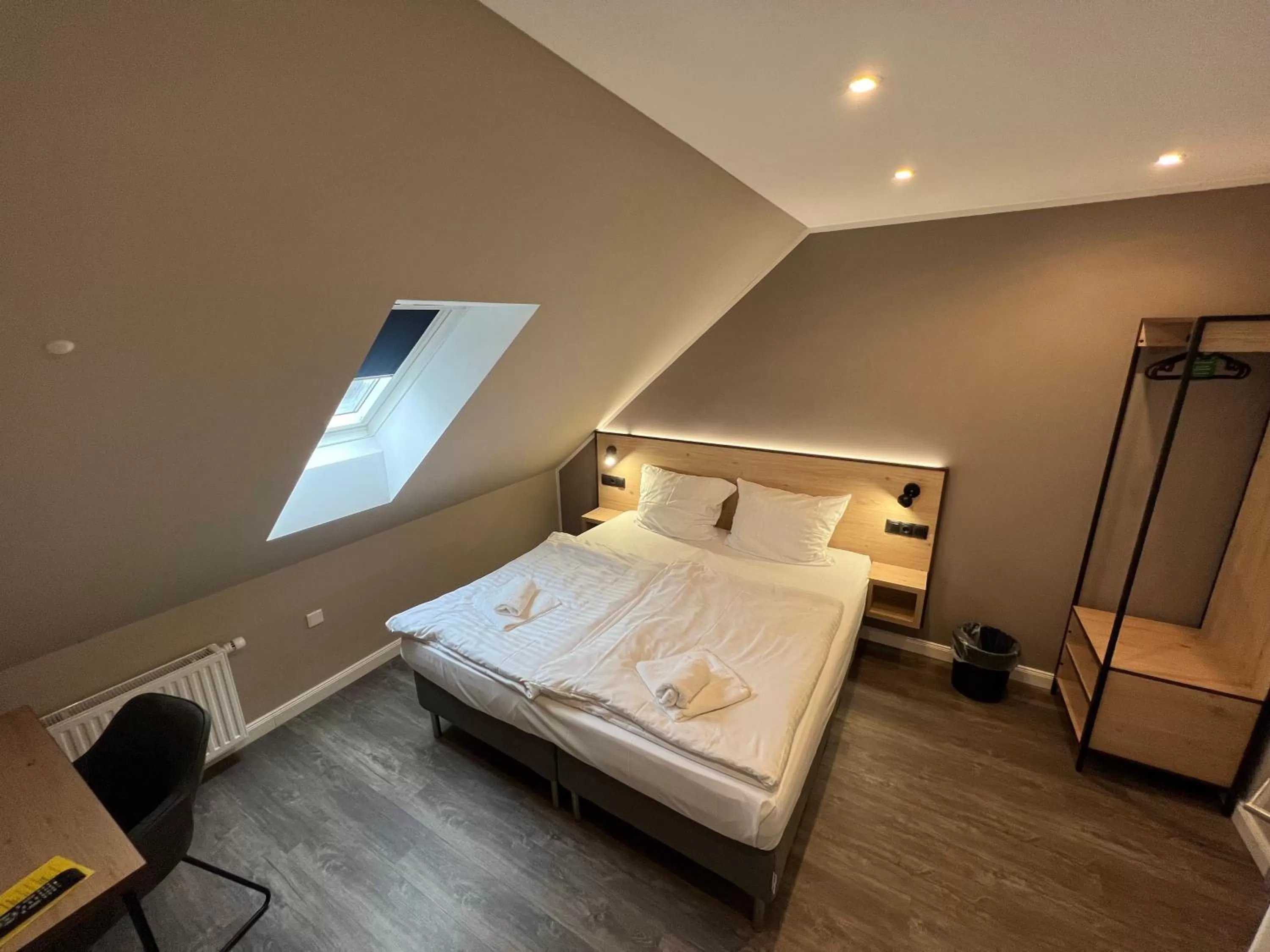 Bed in JJ Hotel Hannover-City-Pension