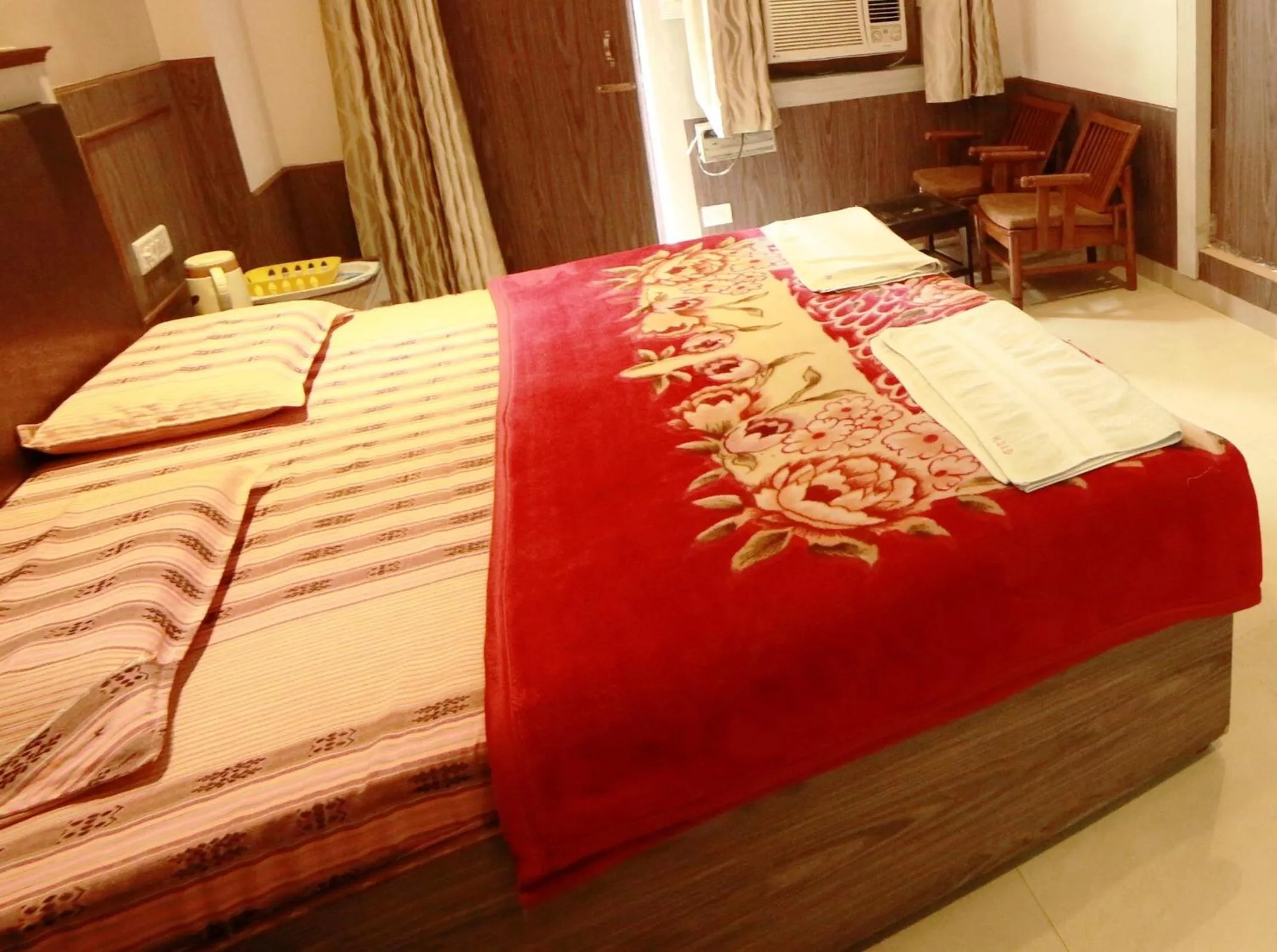 Photo of the whole room, Bed in Hotel Sidhartha Walking Distance From TajMahal