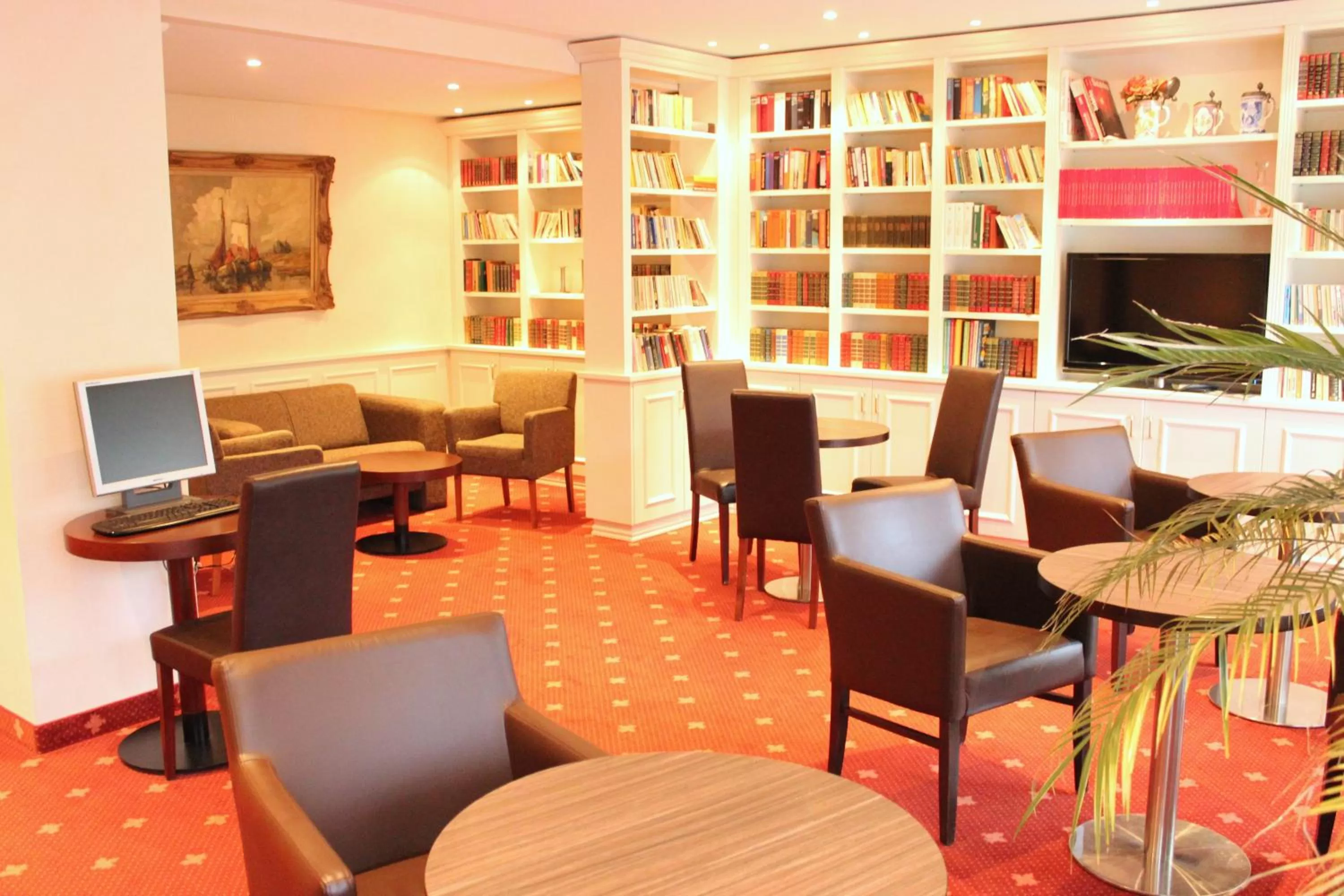 Communal lounge/ TV room in Hotel Villa Gropius