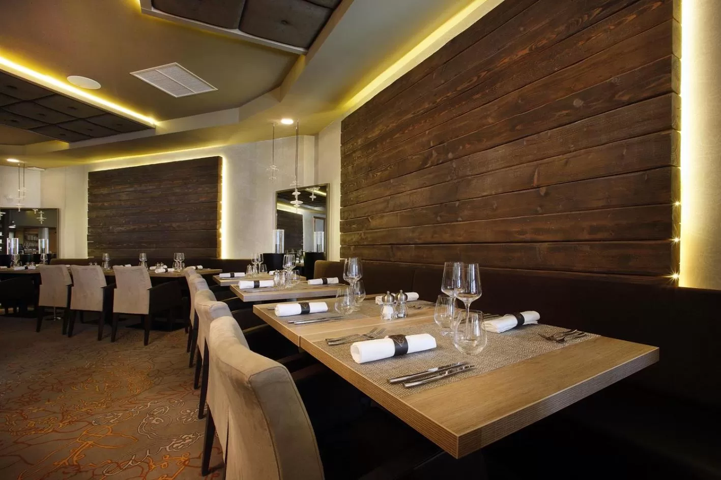 Restaurant/places to eat in Hôtel Koh-I Nor by Les Etincelles