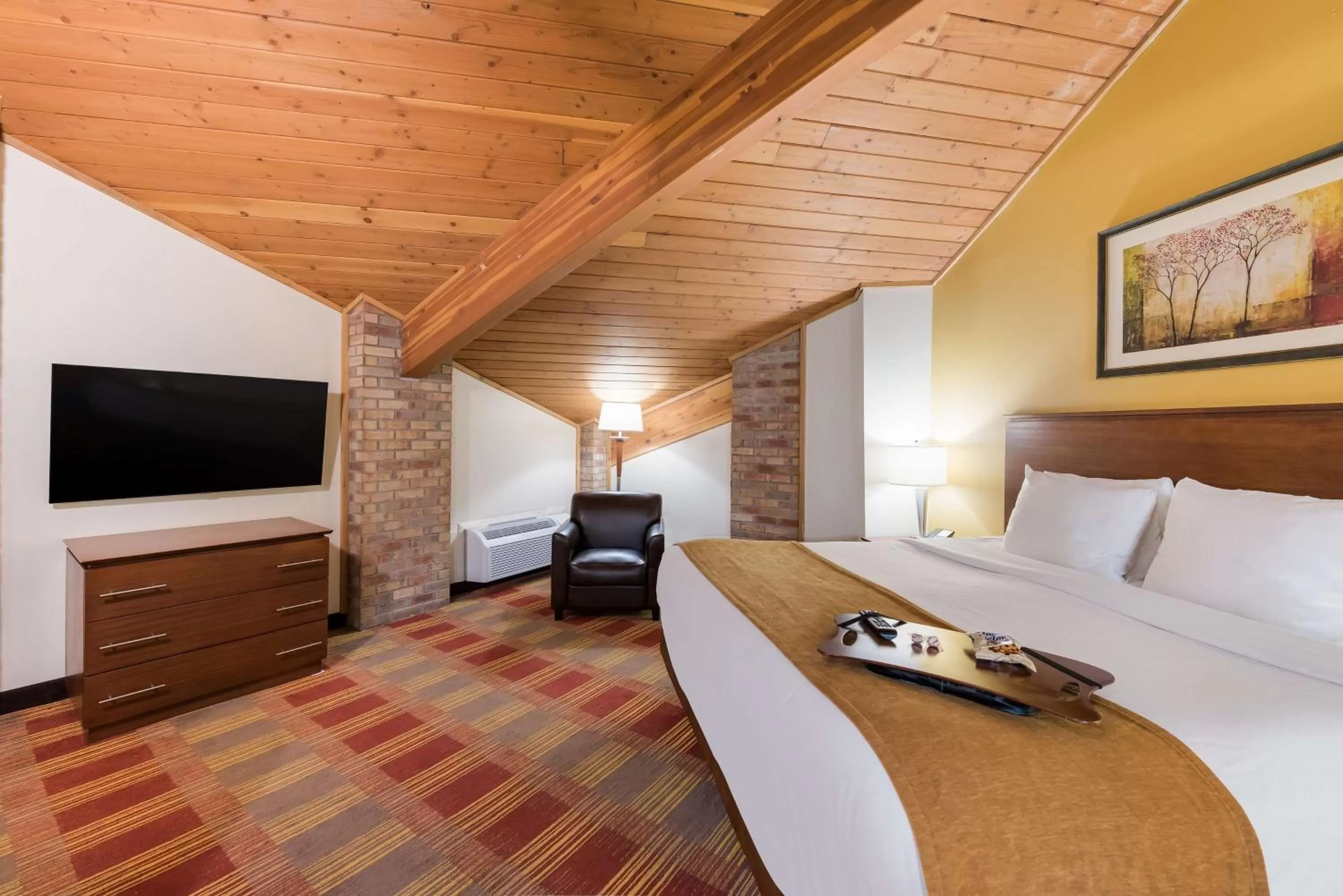 King Suite with Spa Bath - Pool View - Non Smoking in Best Western Lakewood Inn