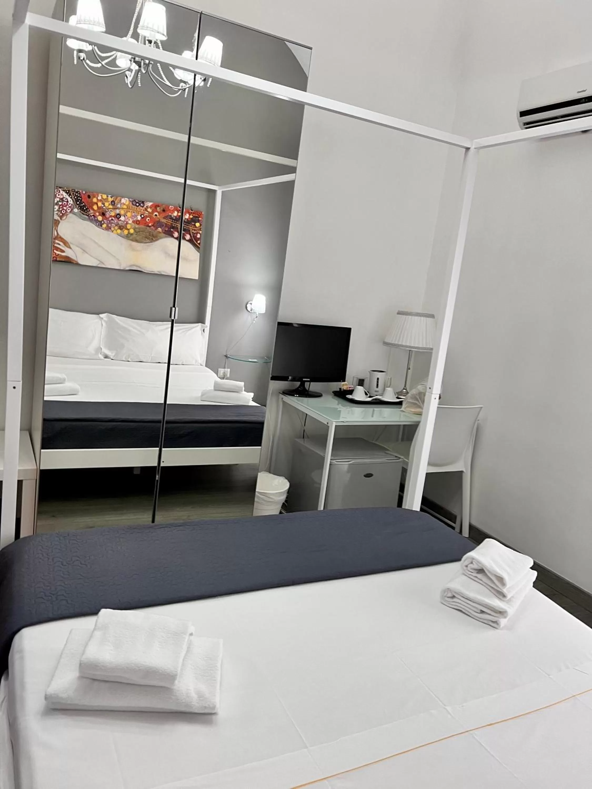 Photo of the whole room, Bed in Duca di Uzeda Bed and Breakfast