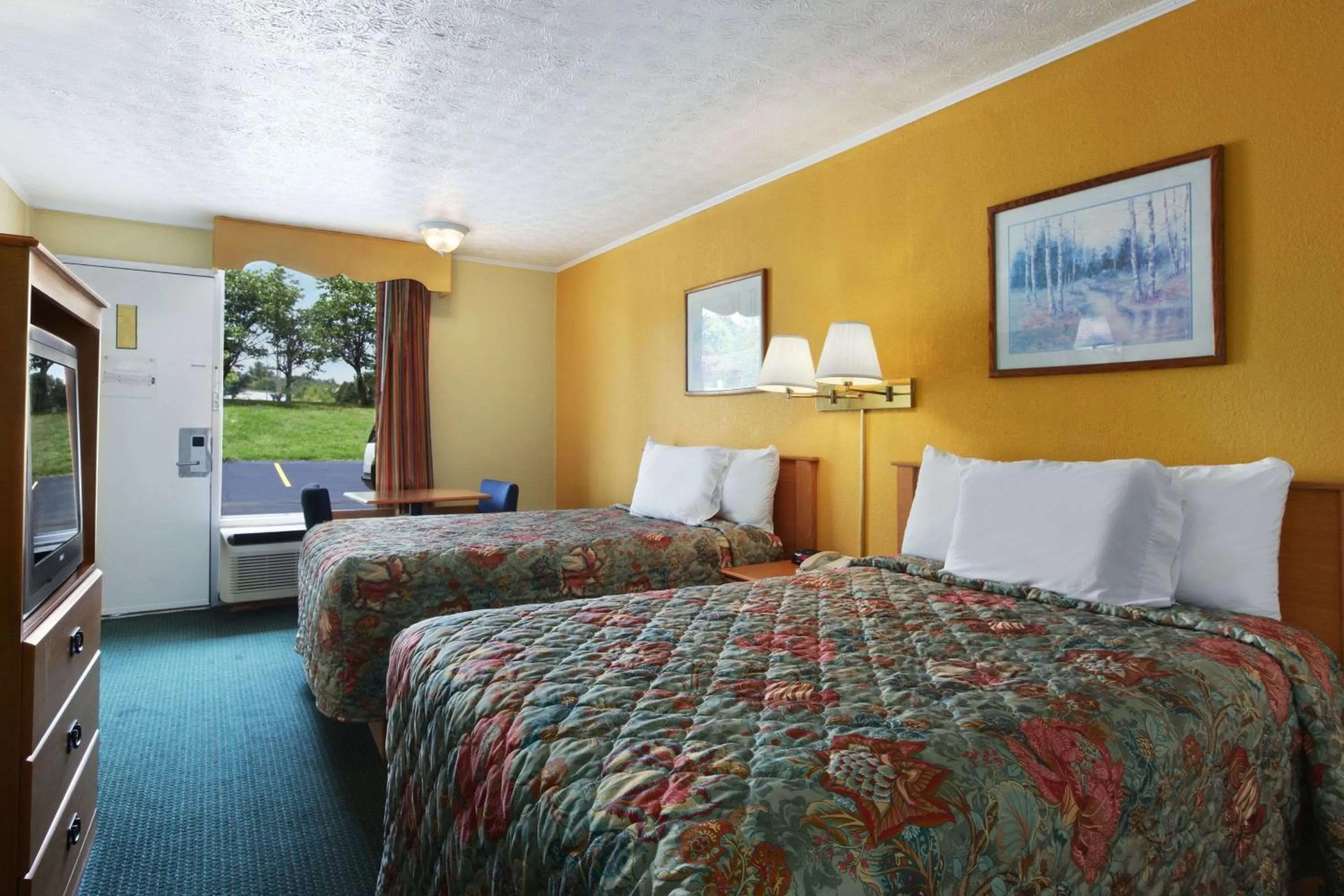 Photo of the whole room, Bed in Days Inn by Wyndham Knoxville West