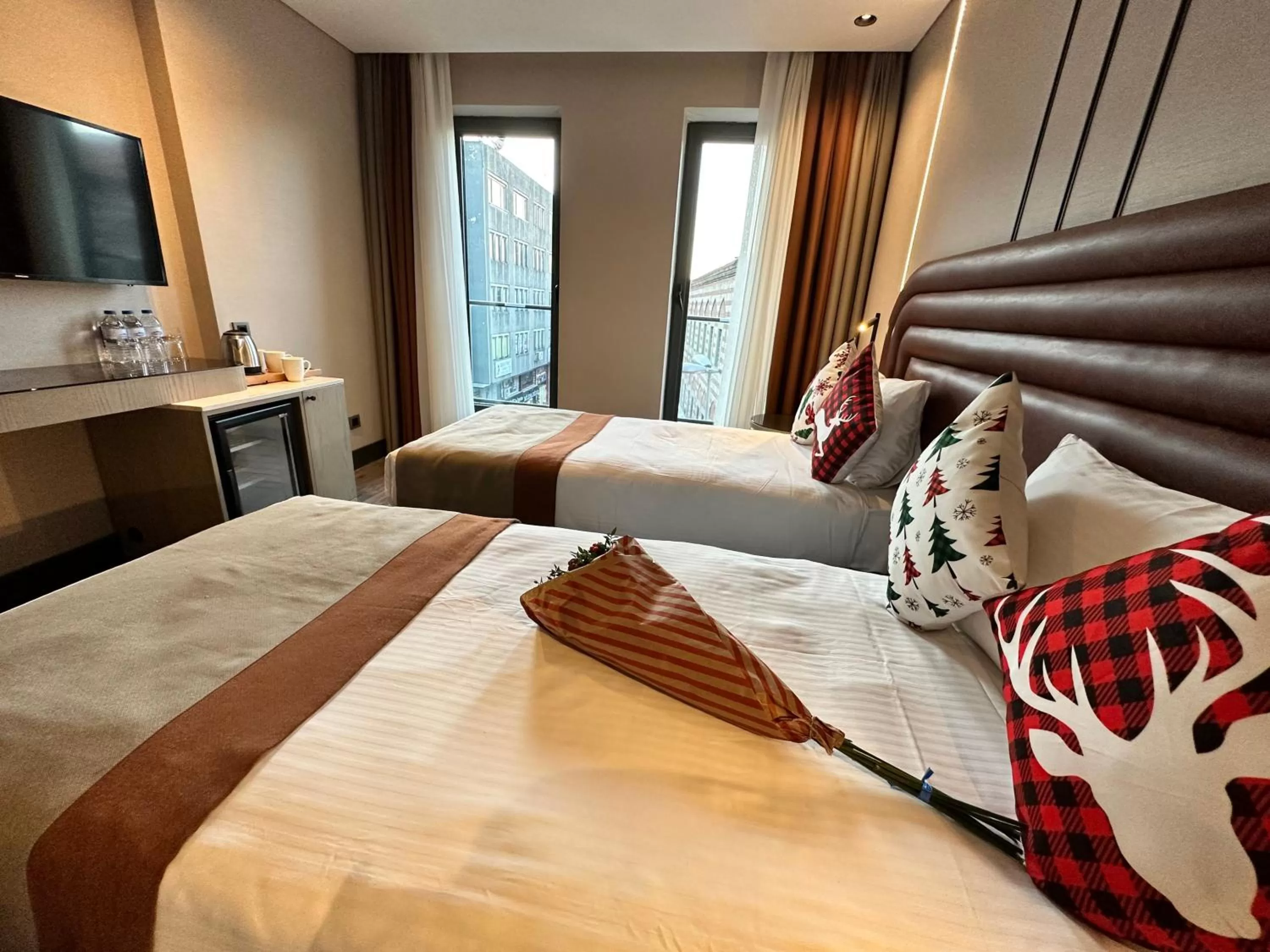 Photo of the whole room, Bed in Edition Old City Hotel