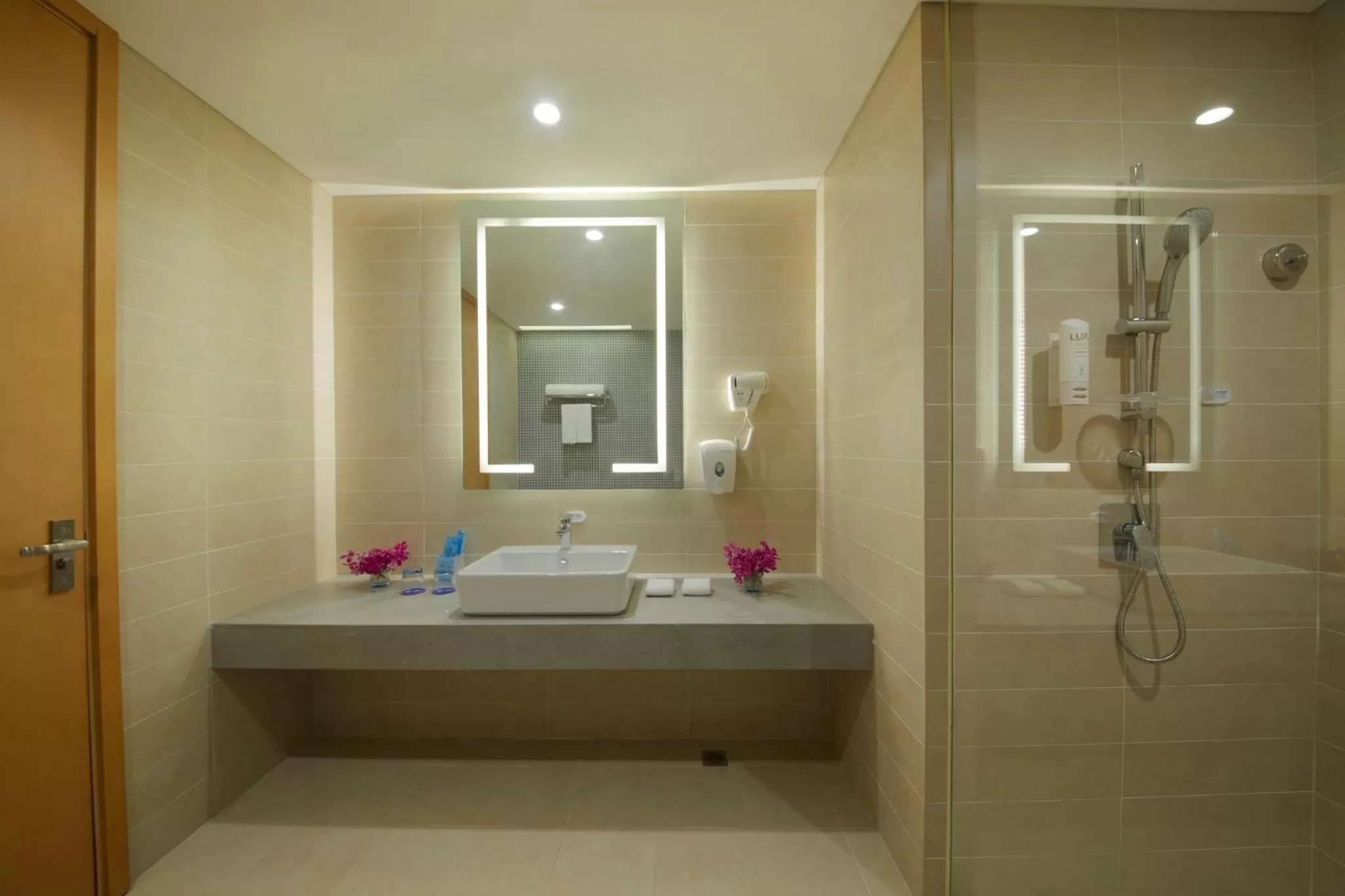 Photo of the whole room in Holiday Inn Express Zhengzhou Zhengdong by IHG