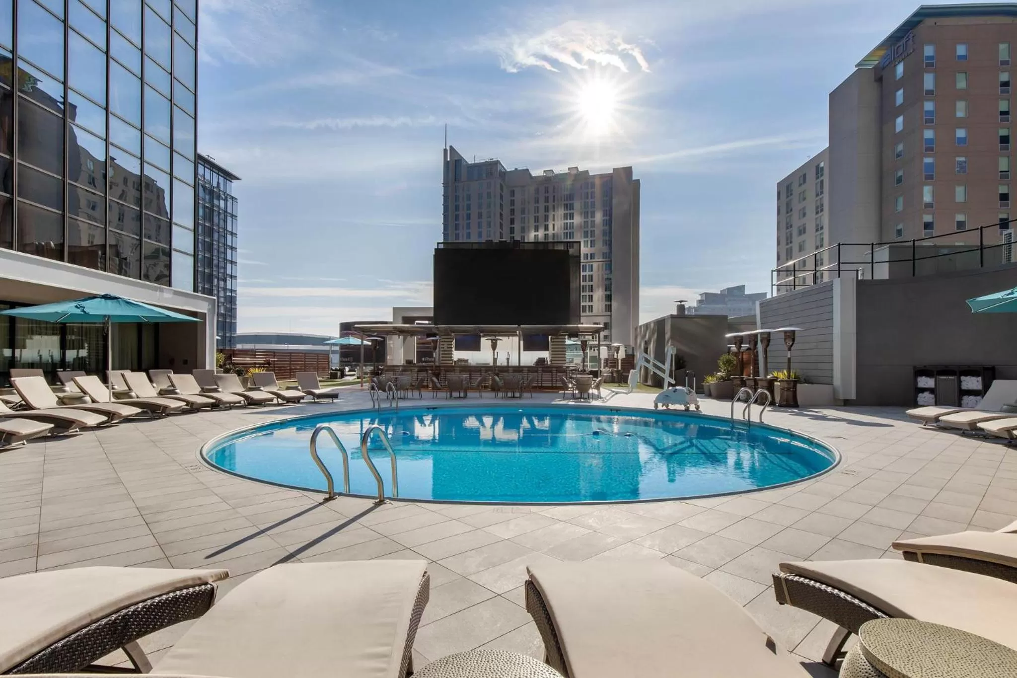Swimming pool in Omni Charlotte Hotel
