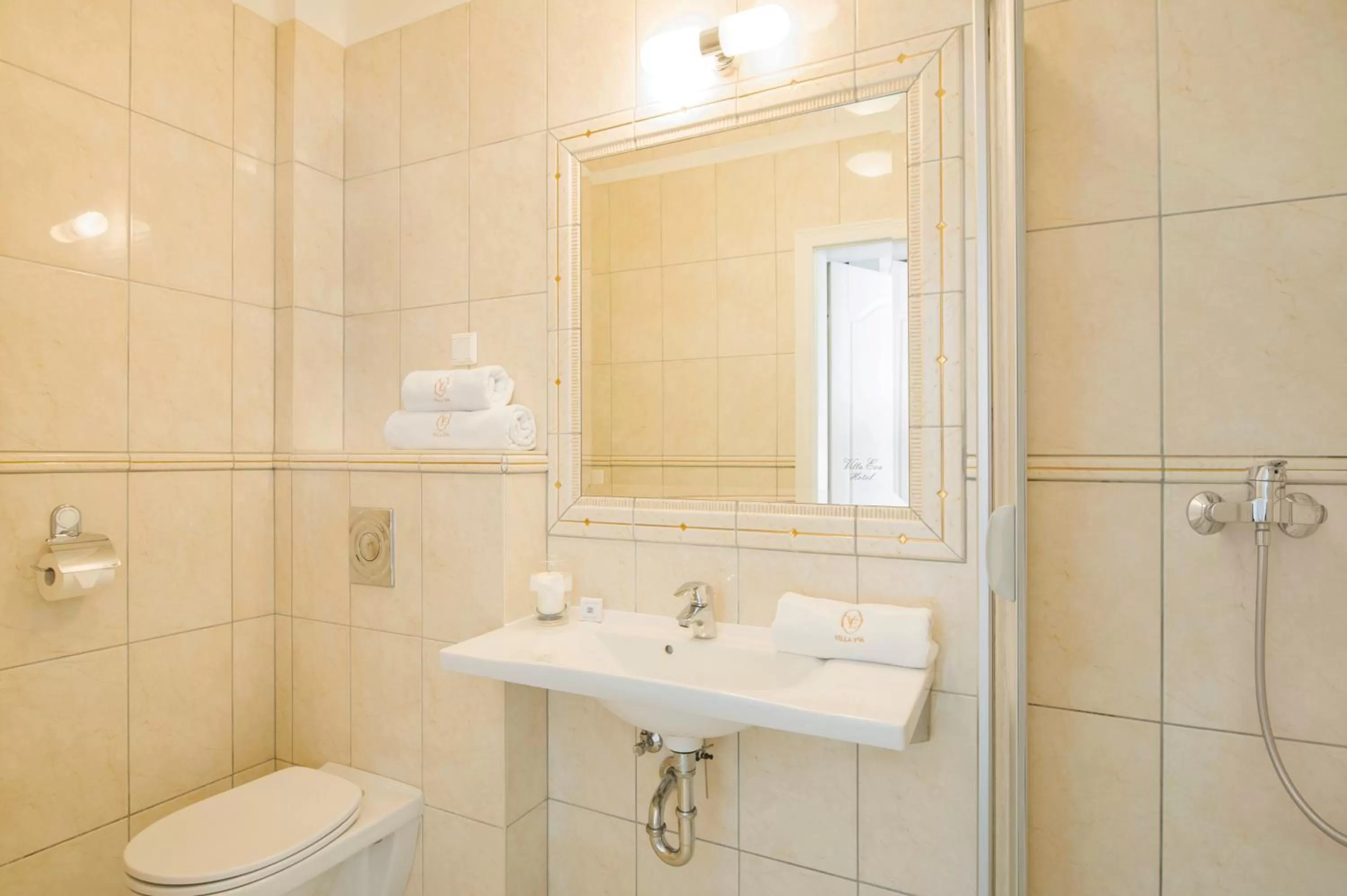 Toilet in Hotel Villa Eva