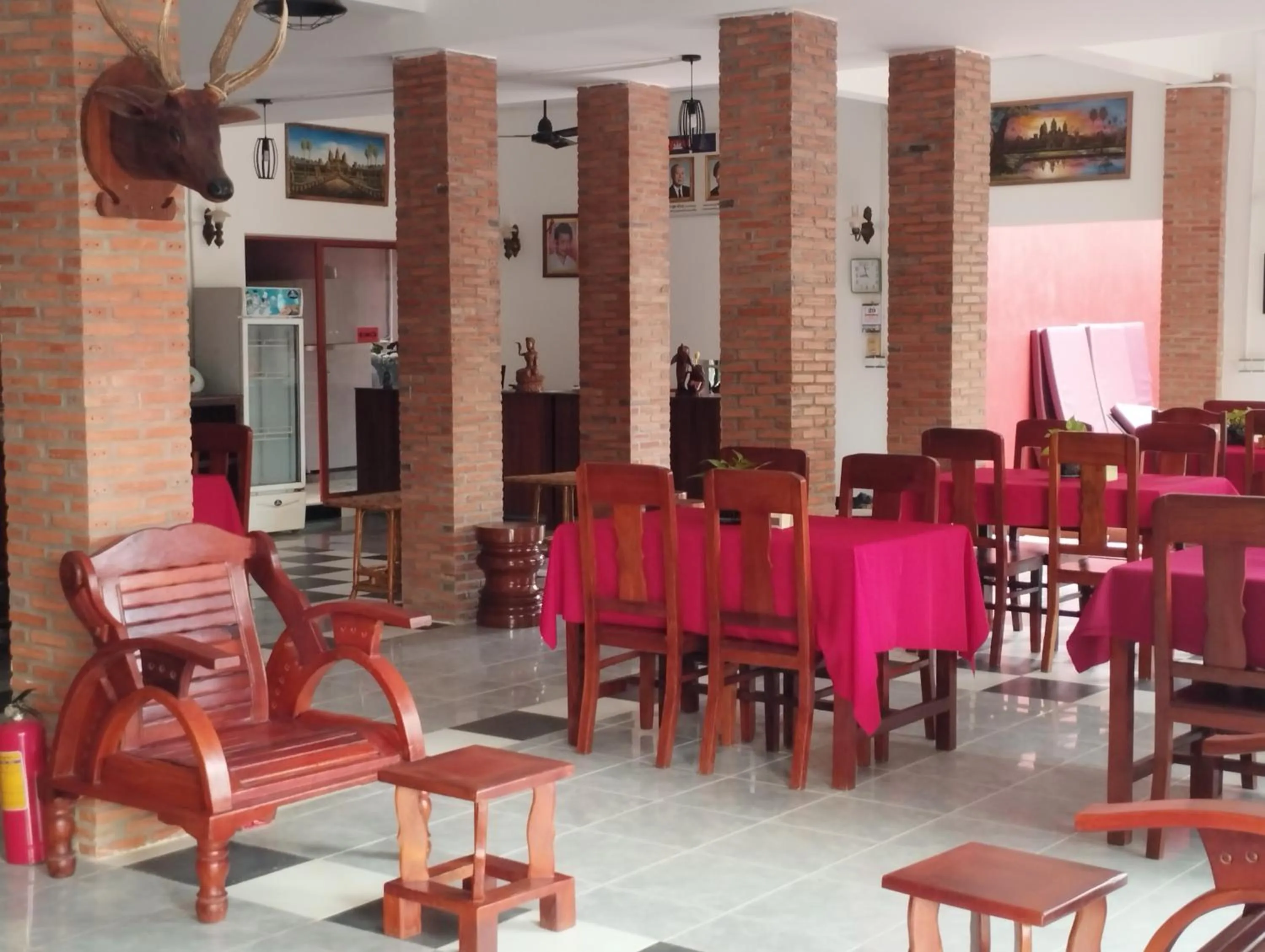 Restaurant/places to eat in Bou Savy Guesthouse