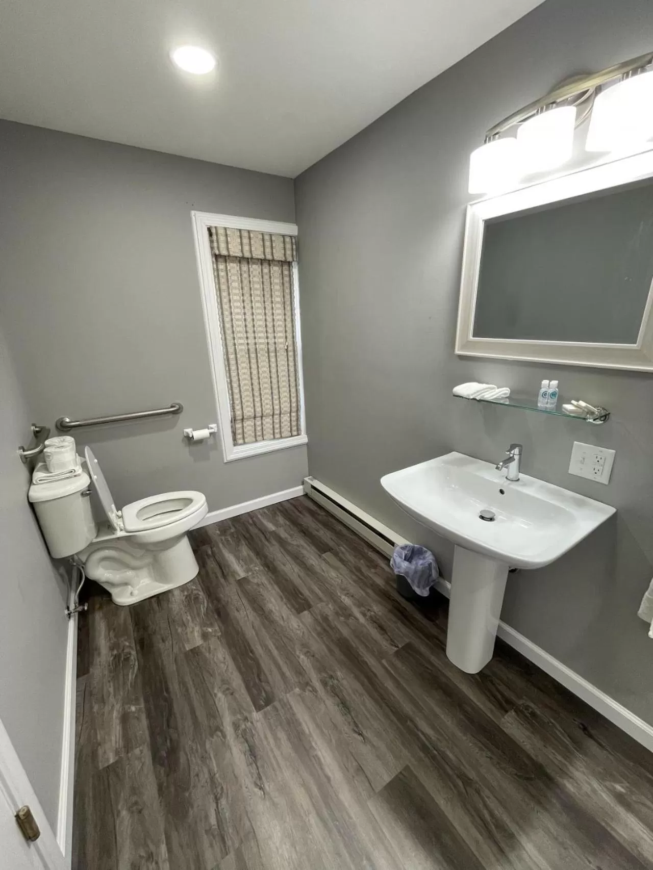 Two-Bedroom Suite in The Colonial Inn & Creamery