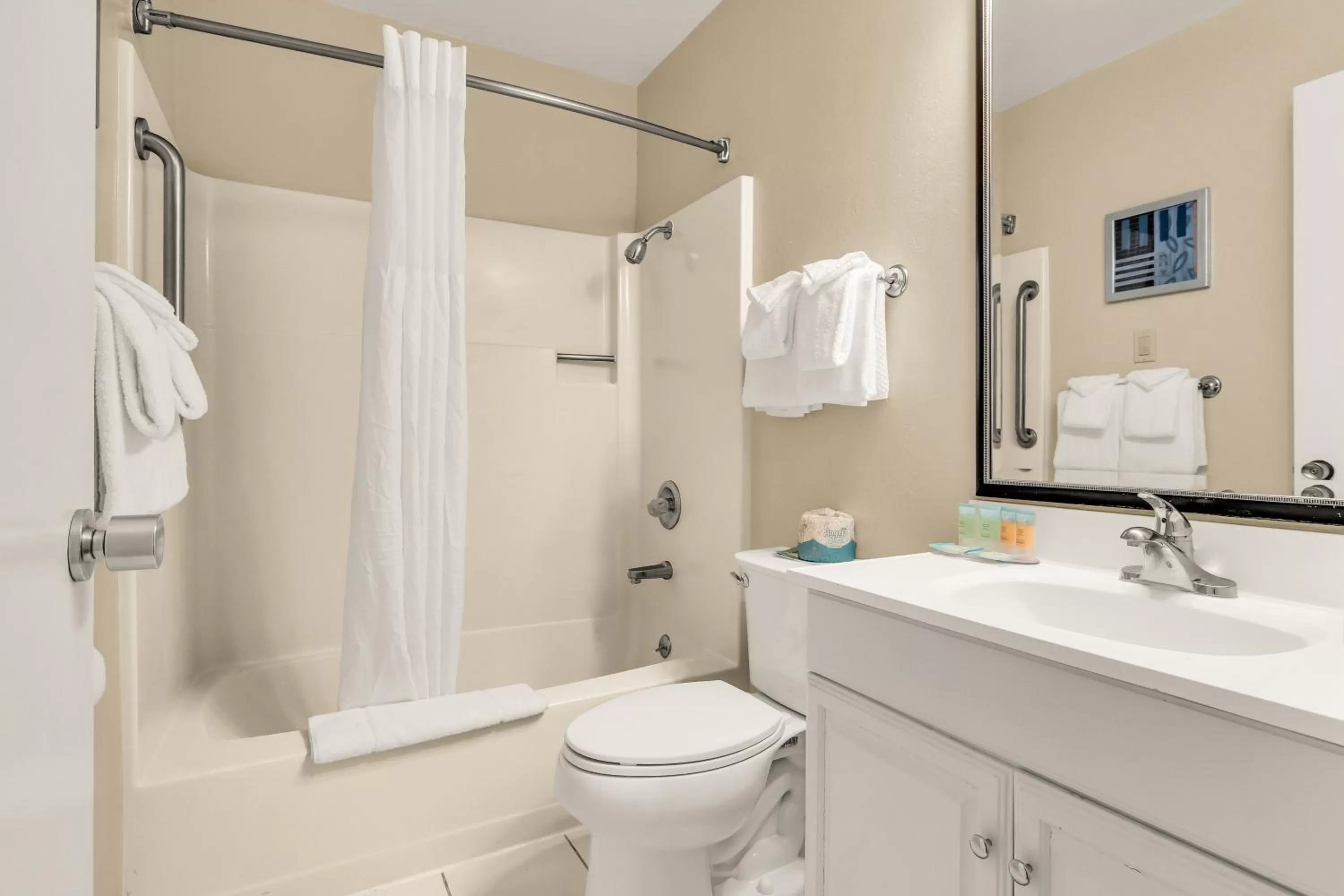 Bathroom in Quality Inn Monterey