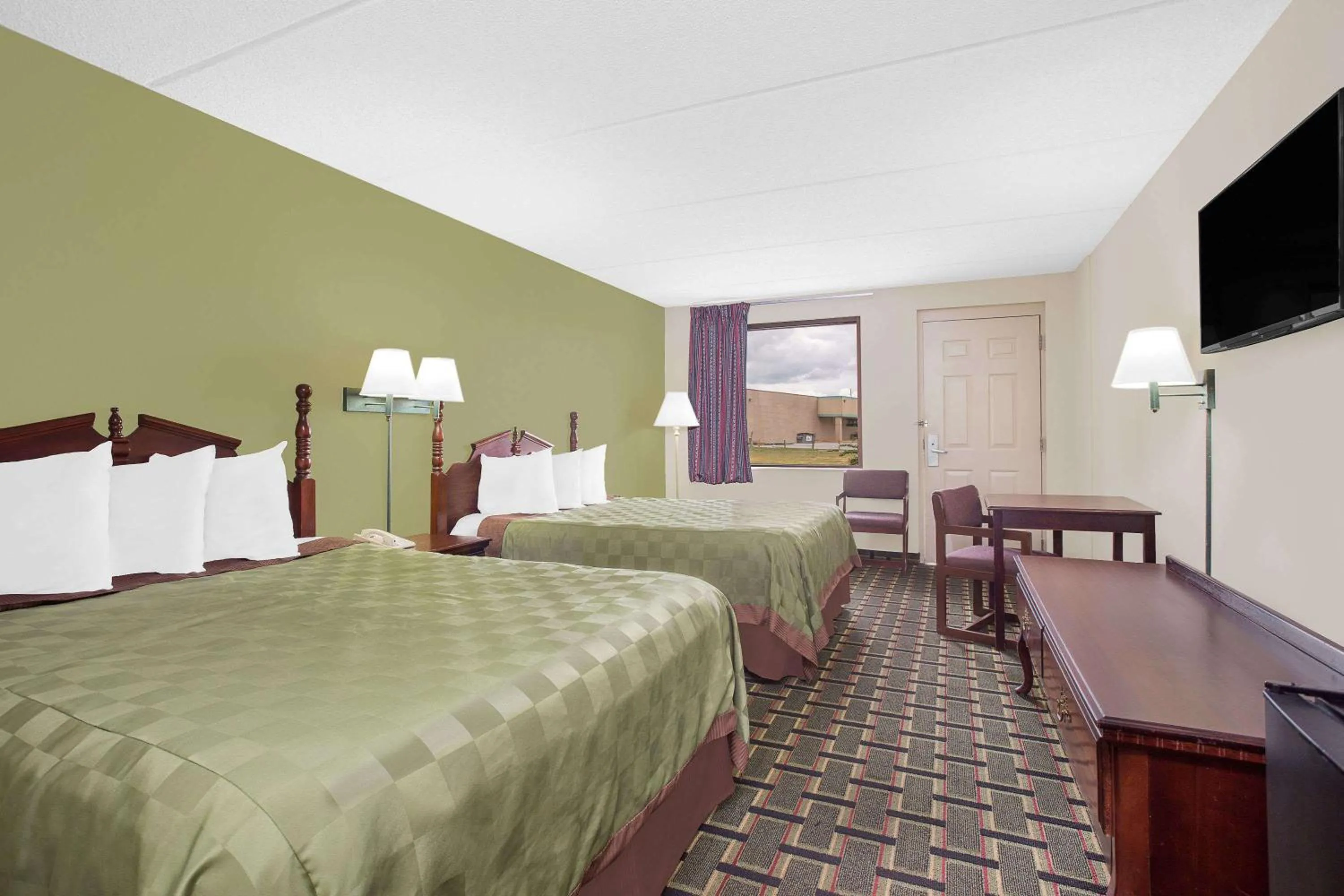 Photo of the whole room, Bed in Days Inn by Wyndham Eufaula AL