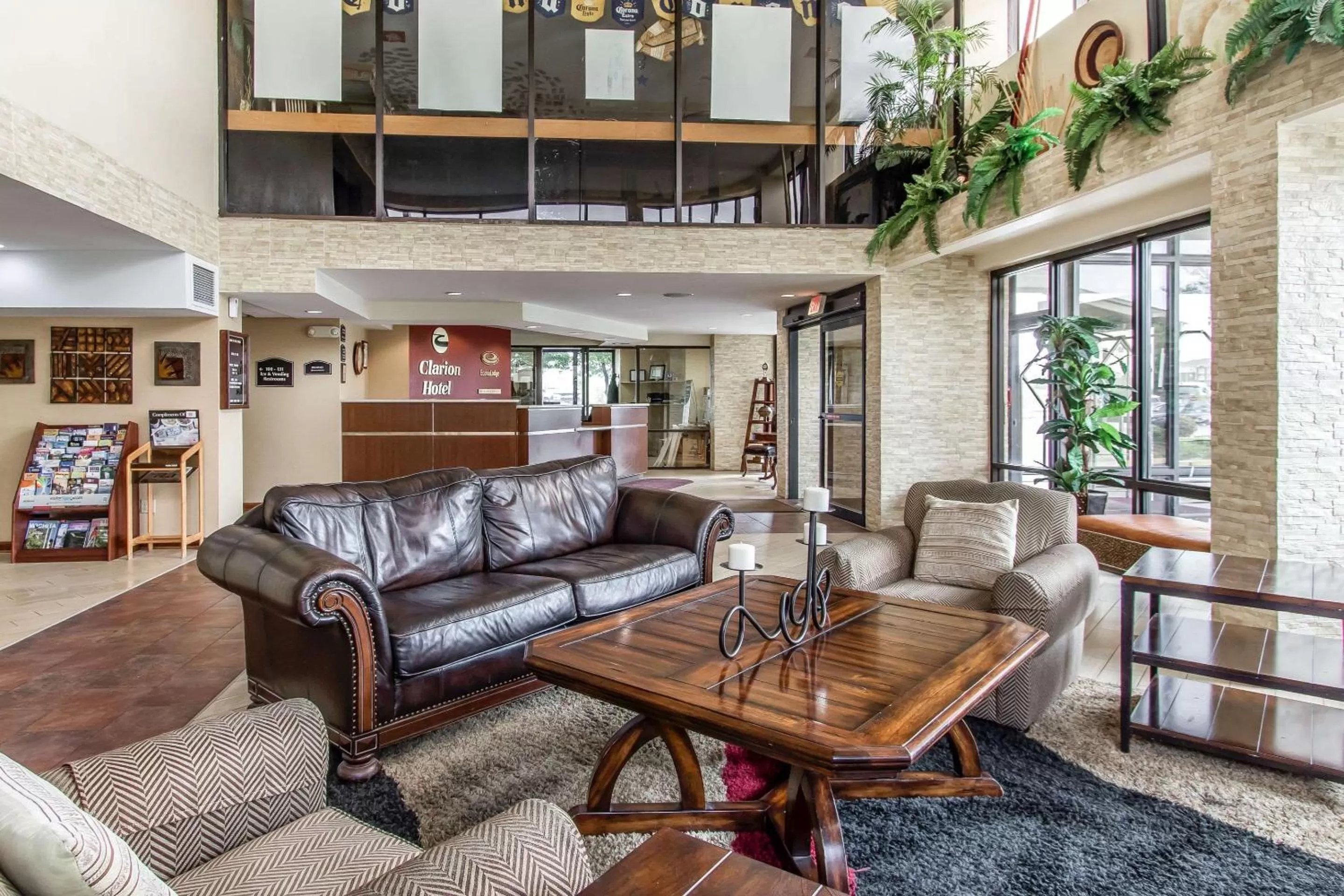 Lobby or reception in Clarion Hotel Broken Arrow - Tulsa