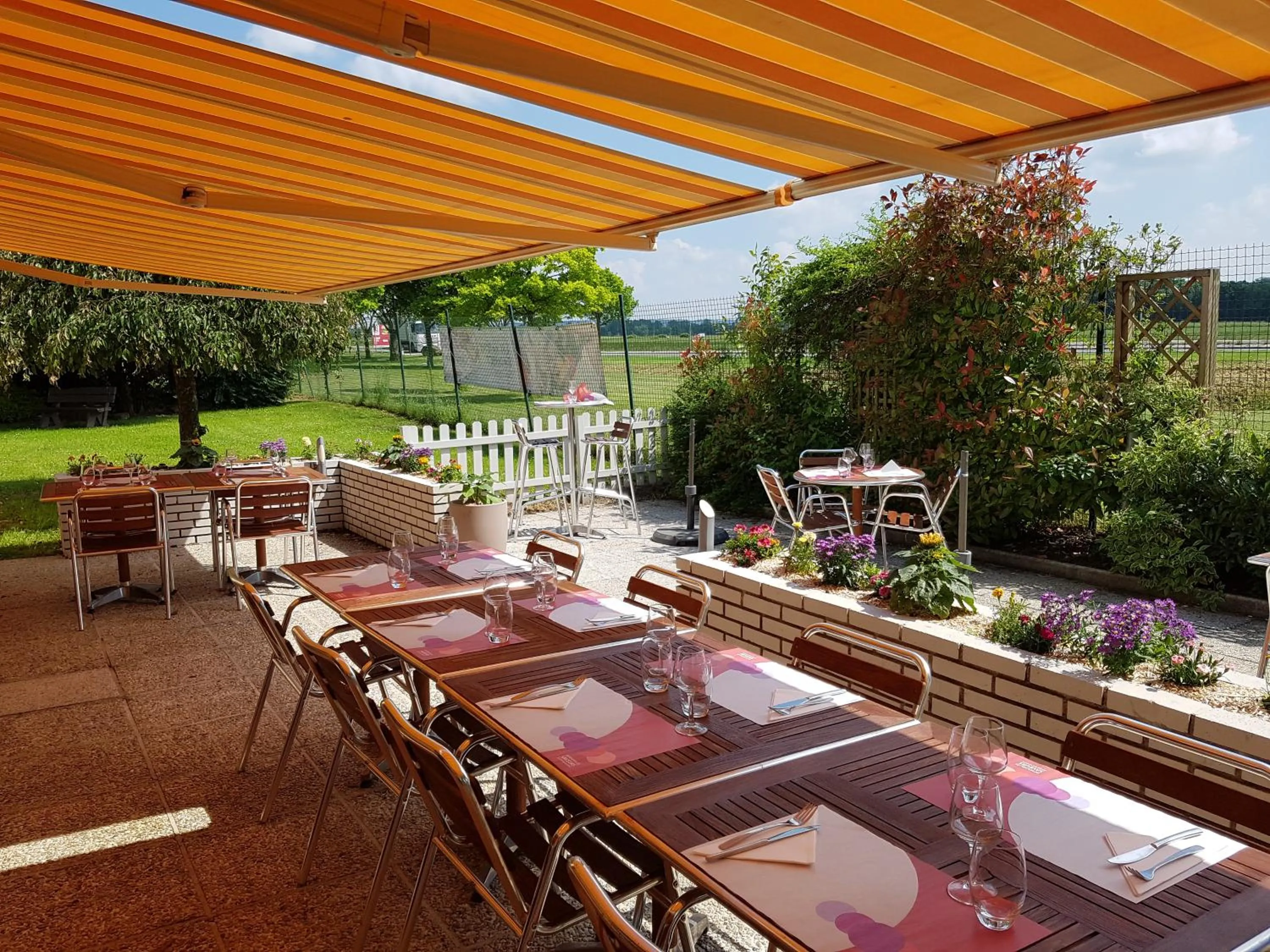Balcony/Terrace, Restaurant/Places to Eat in Campanile Laon
