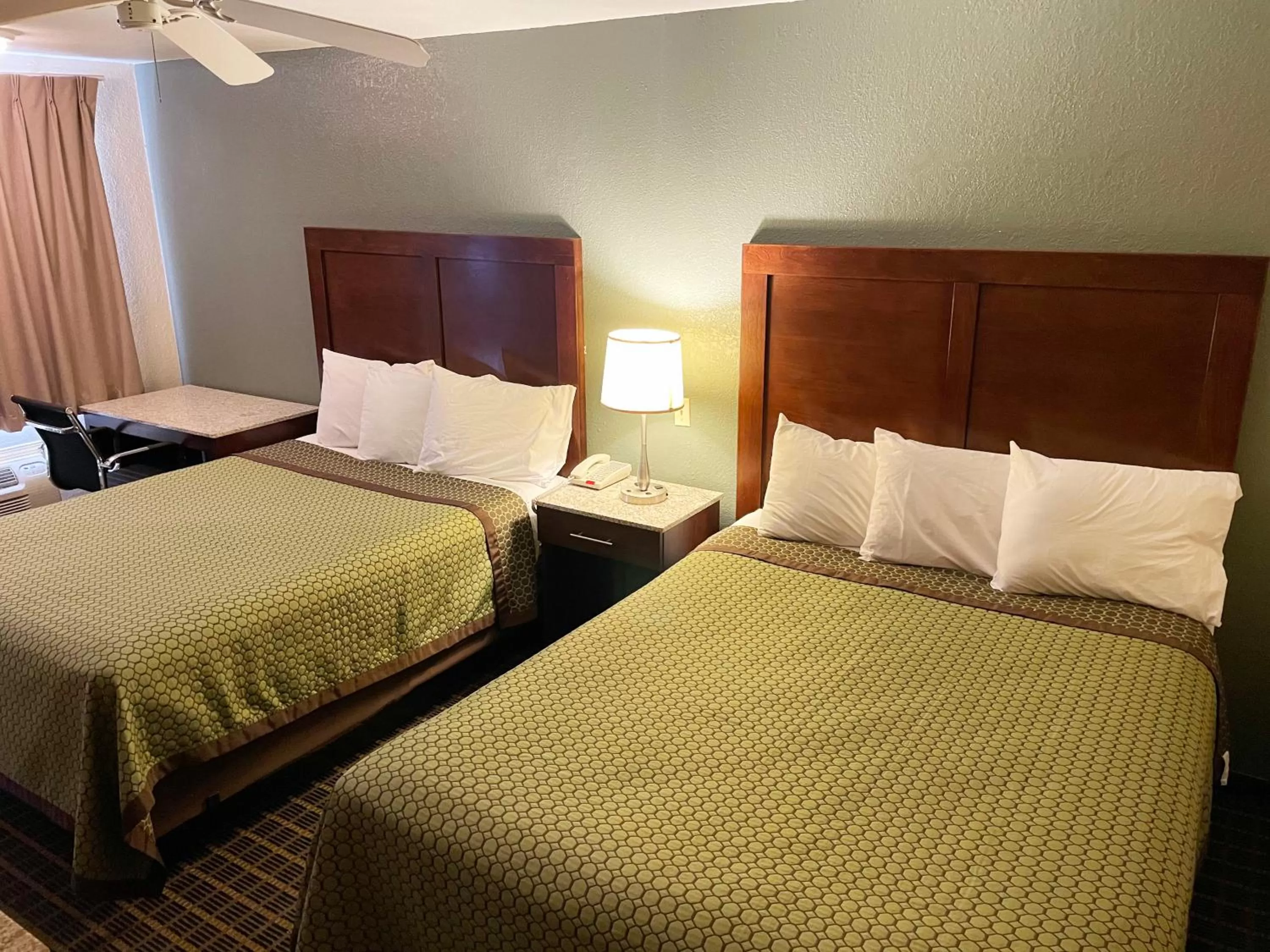 Bed in Great Western Inn & Suites