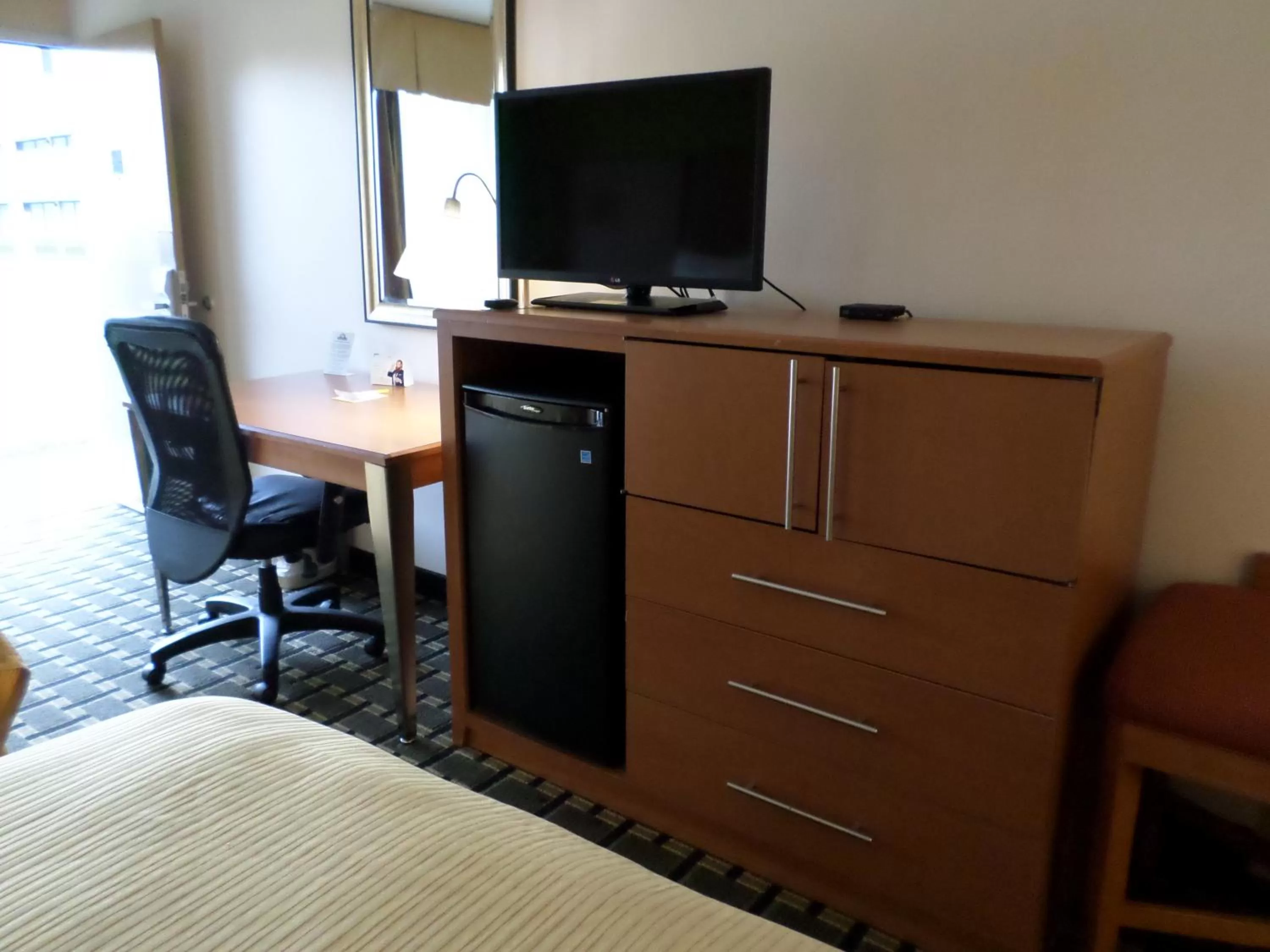 TV and multimedia in Clarion Inn Southern Pines - Pinehurst