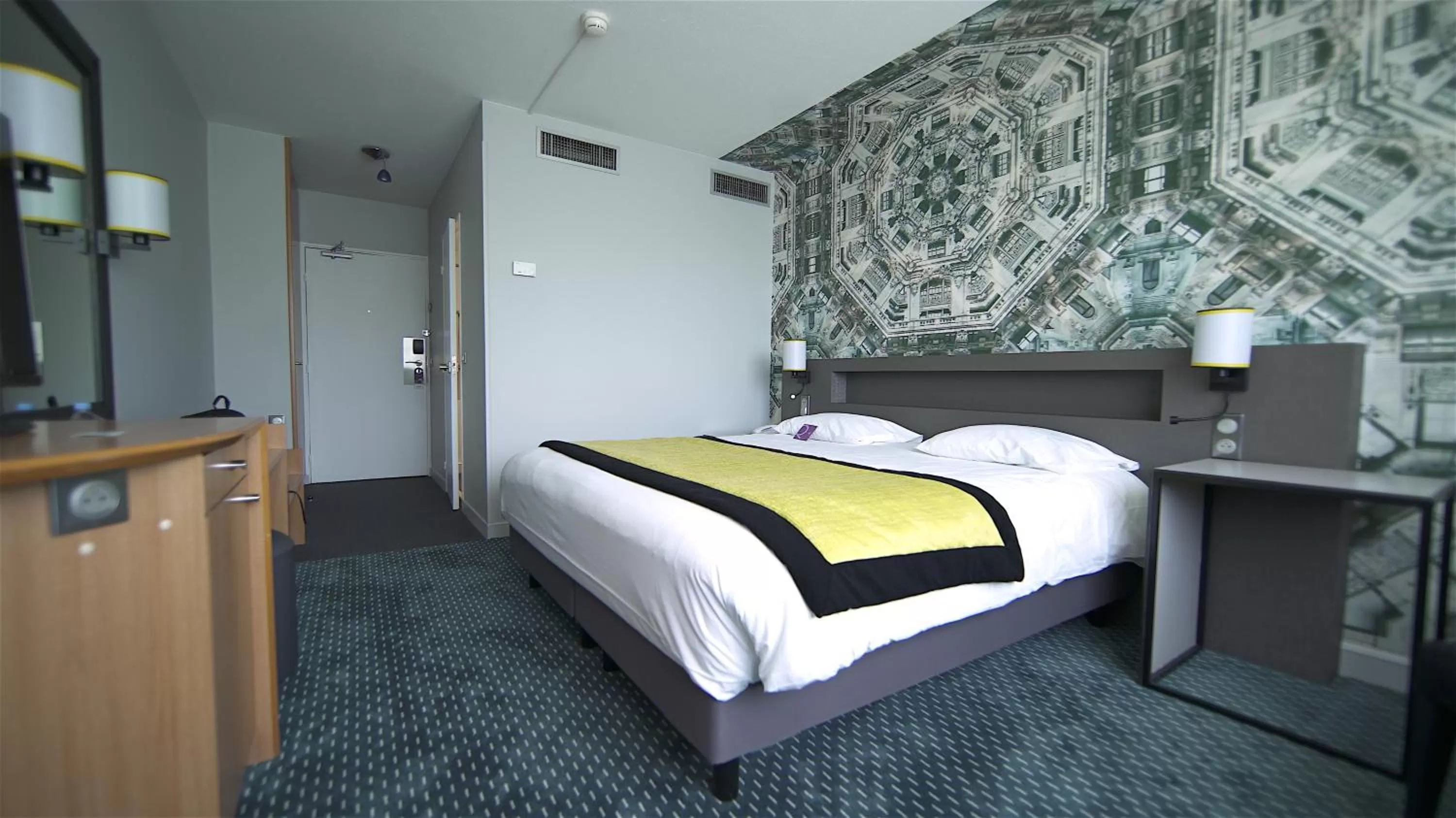 Photo of the whole room, Bed in Mercure Paris Roissy CDG