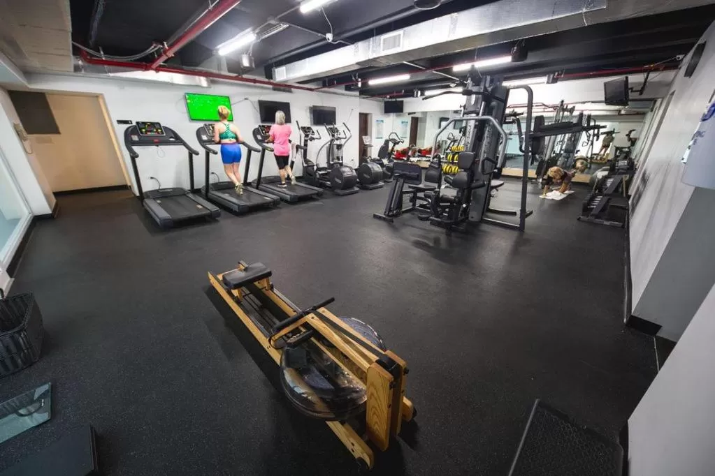 Fitness centre/facilities in ESJ Towers by Chana
