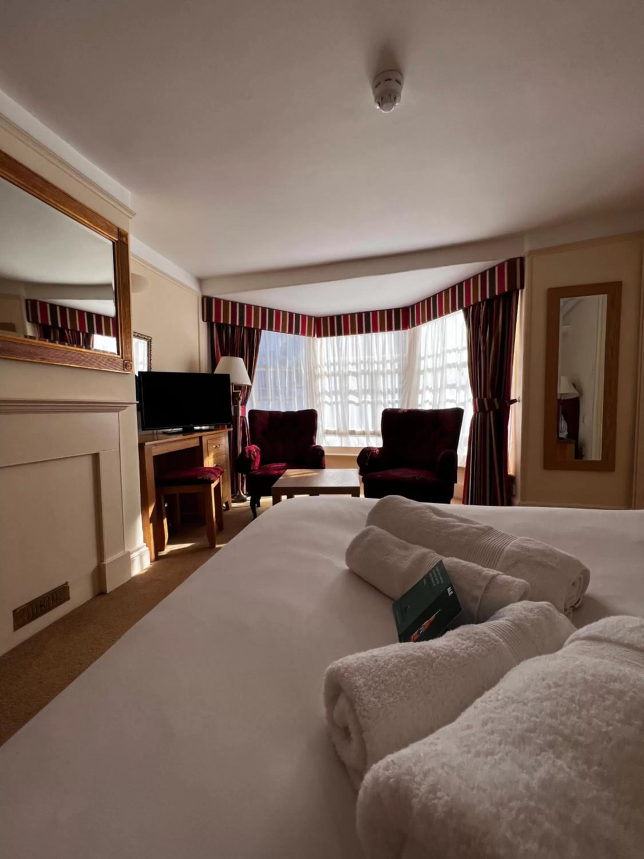 Seating area, Bed in The Royal Lion Hotel