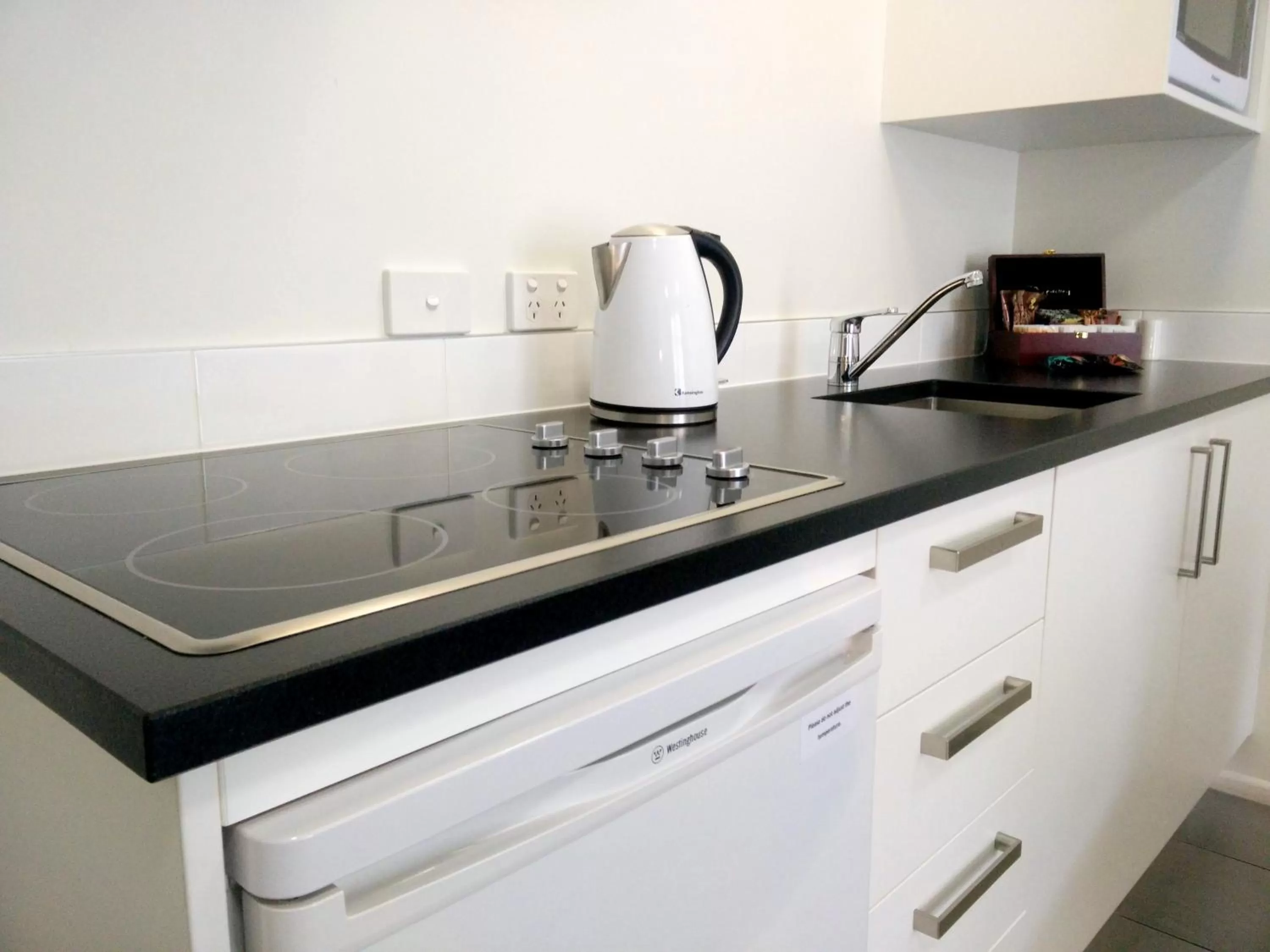 Kitchen or kitchenette in Airport Palms Motel