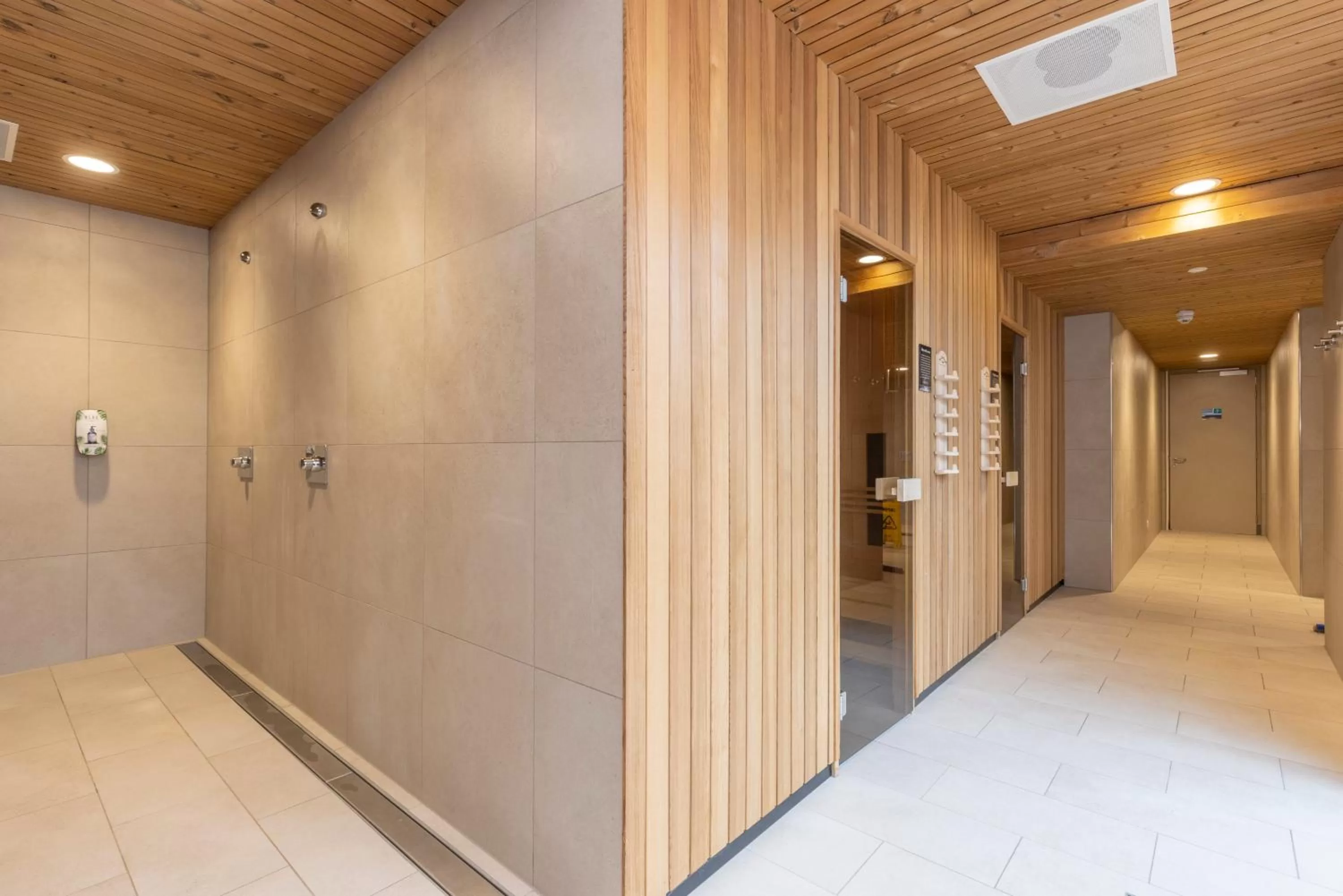 Shower in Fletcher Familiehotel De Hunzebergen