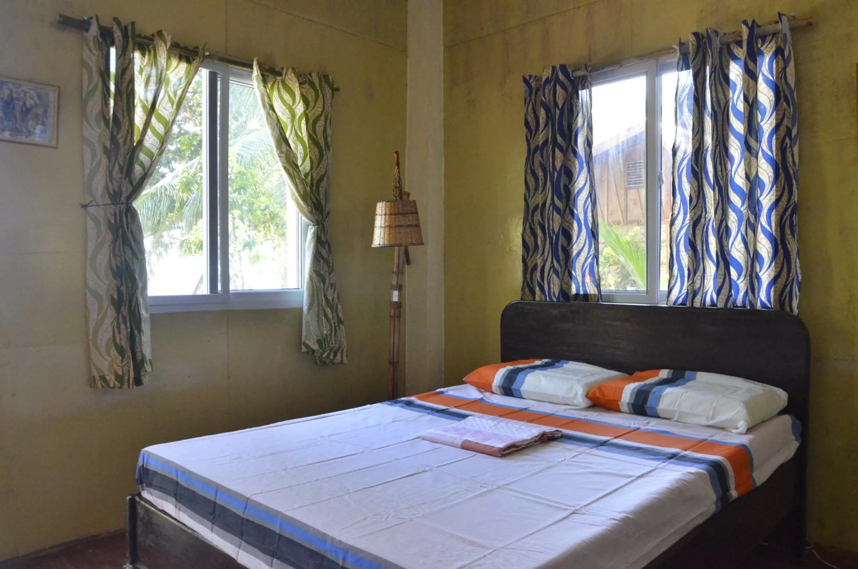 Bedroom, Bed in Paseo Del Mar Seaside Inn