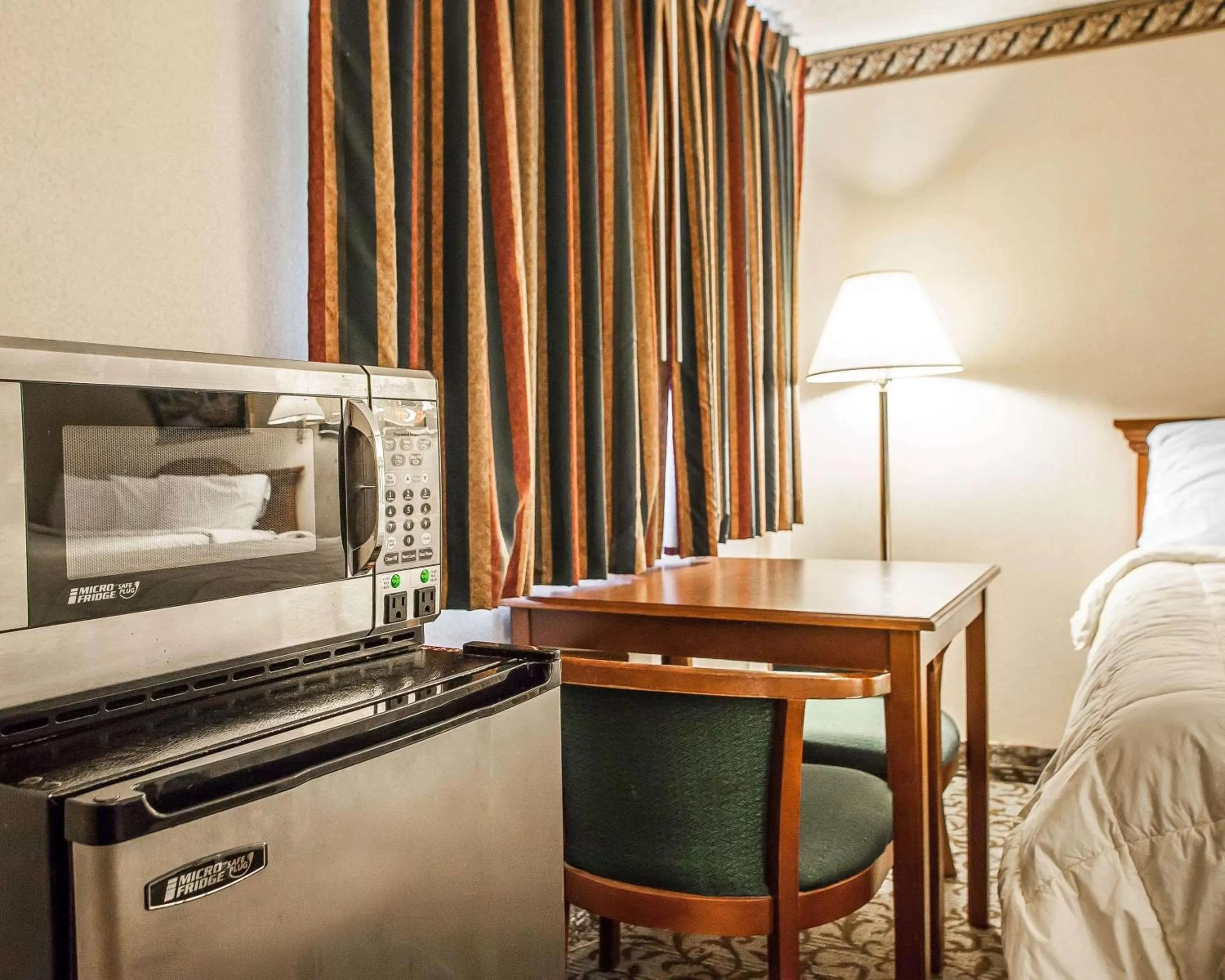 Photo of the whole room, Bed in Econo Lodge