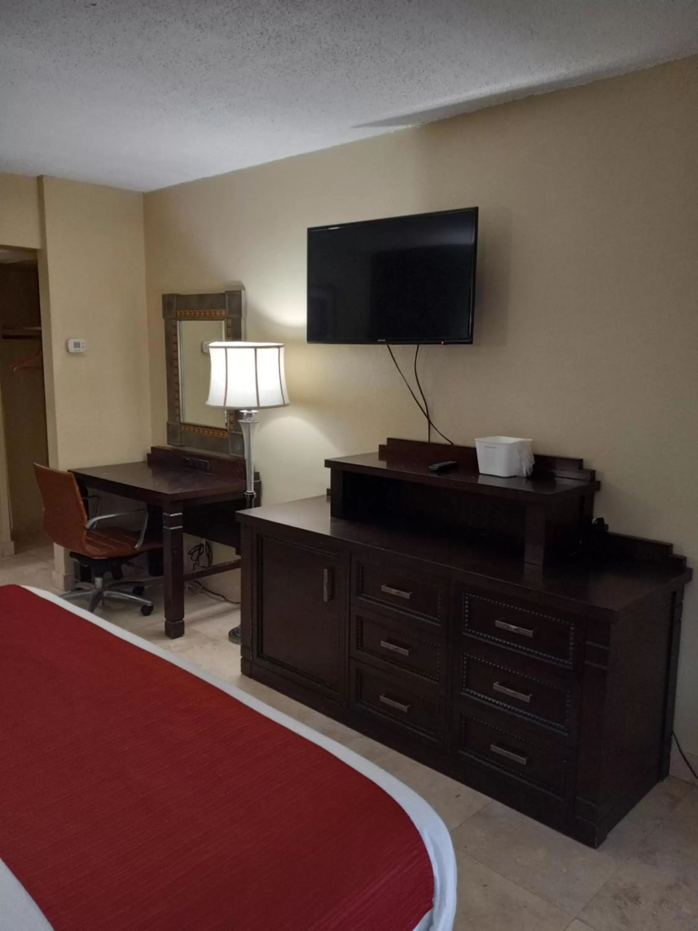 TV and multimedia, TV/Entertainment Center in Holiday Hotel