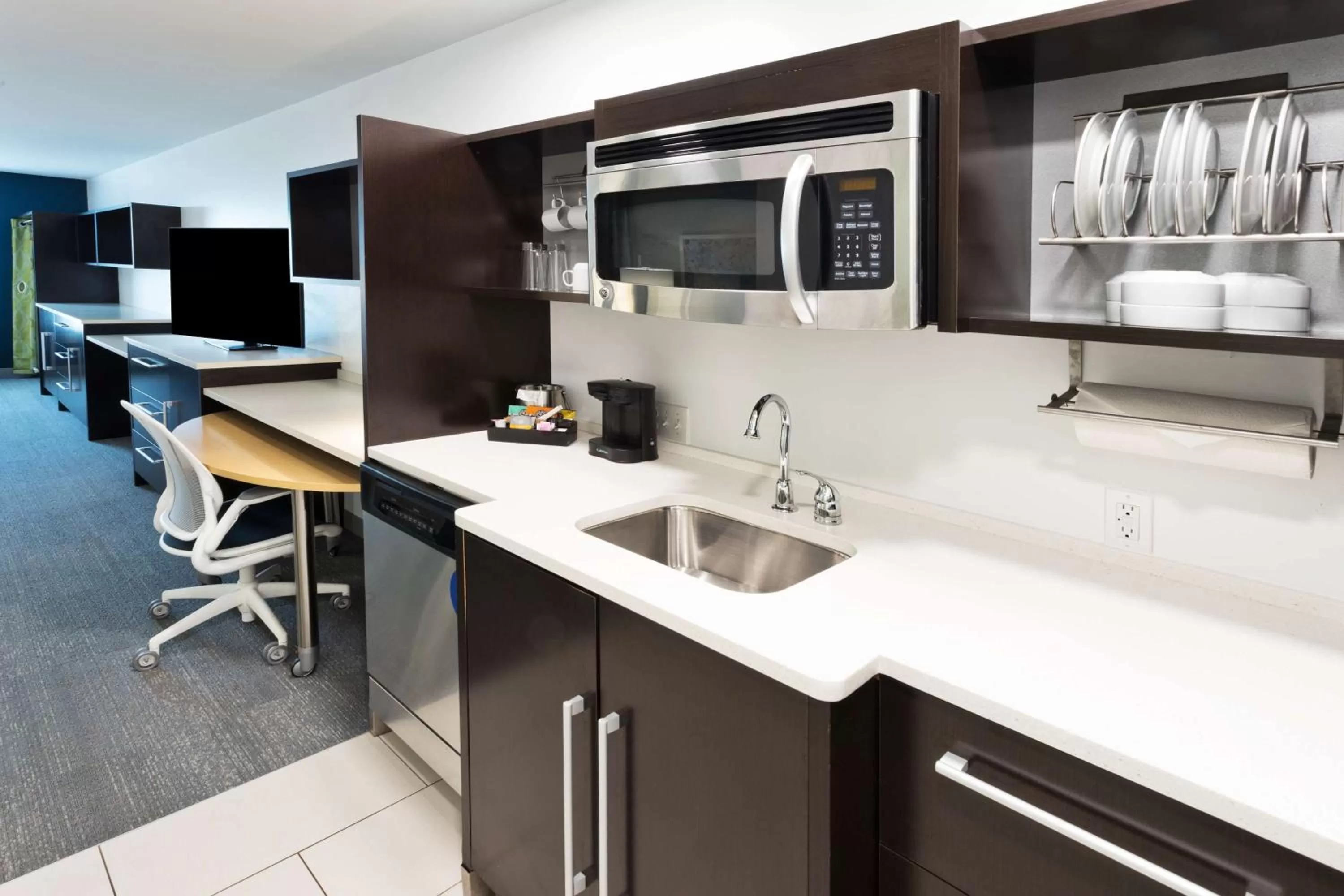 Kitchen or kitchenette in Home2 Suites by Hilton Columbus
