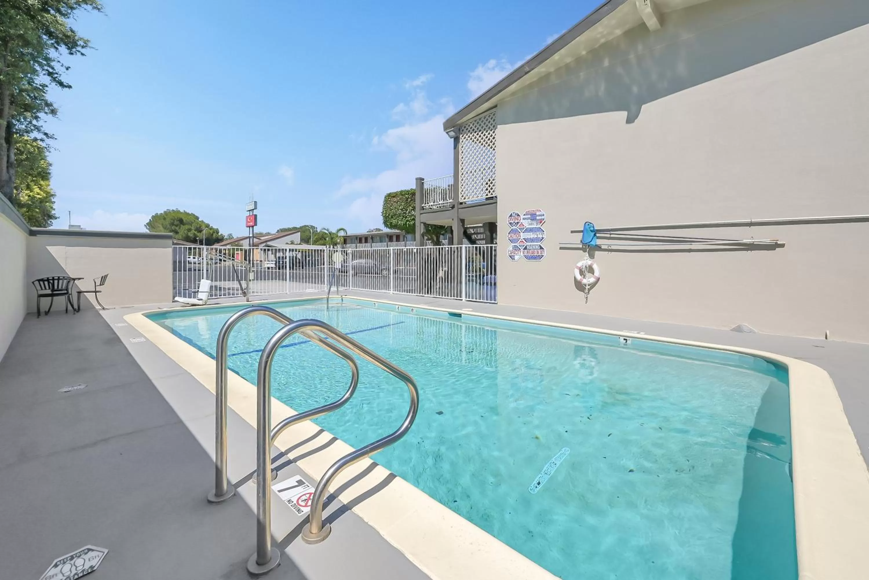Swimming pool in Econo Lodge Woodland near I-5