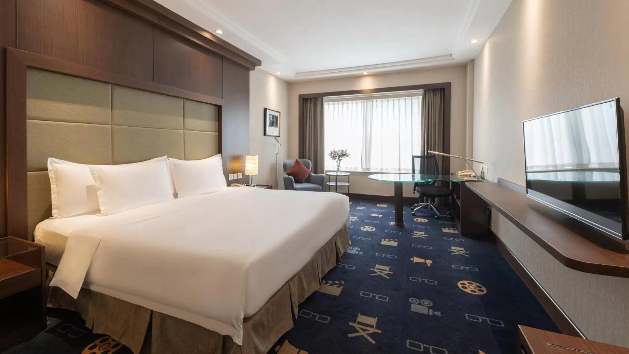 Photo of the whole room, Bed in Crowne Plaza Shanghai by IHG