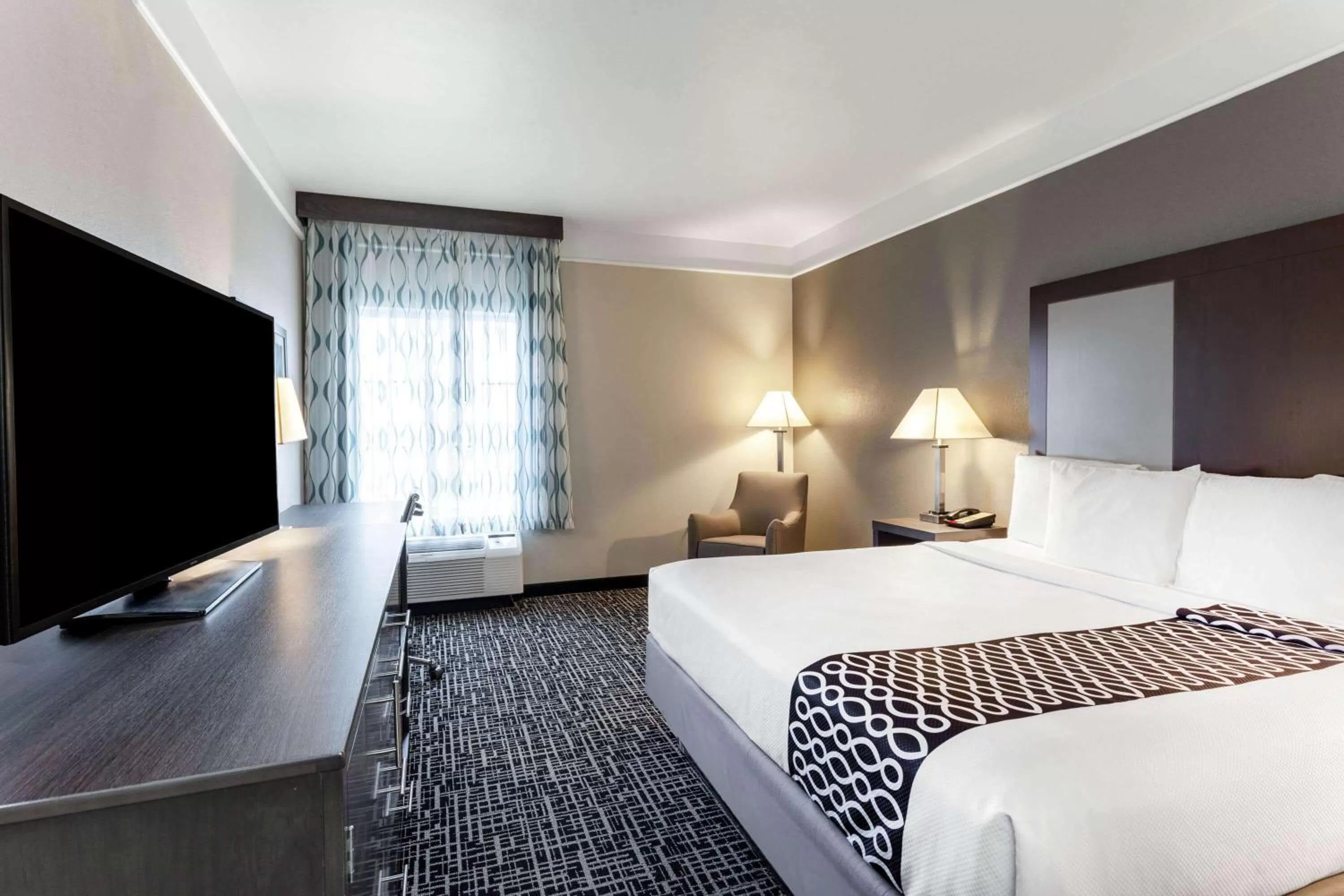 Photo of the whole room, Bed in La Quinta by Wyndham Seguin