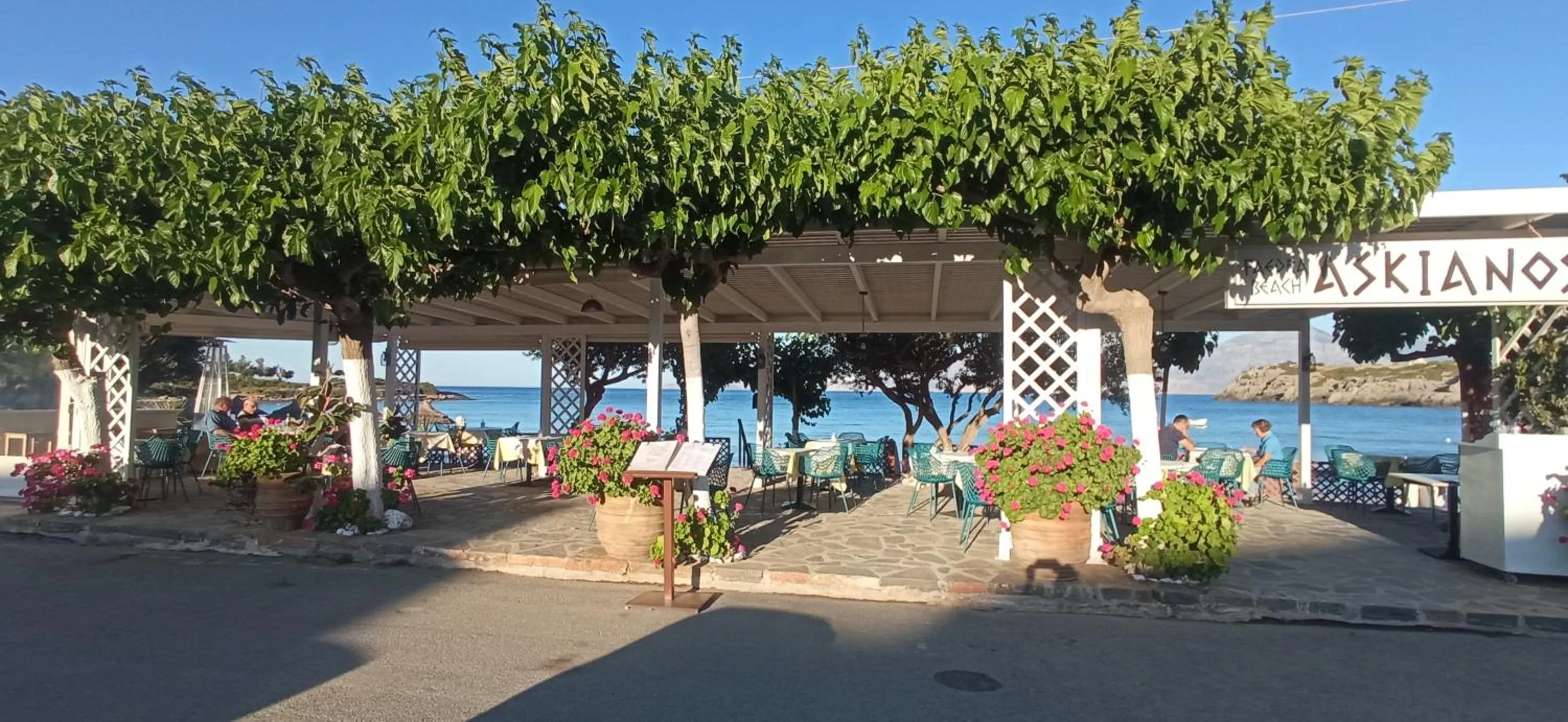Restaurant/places to eat in Faedra Beach