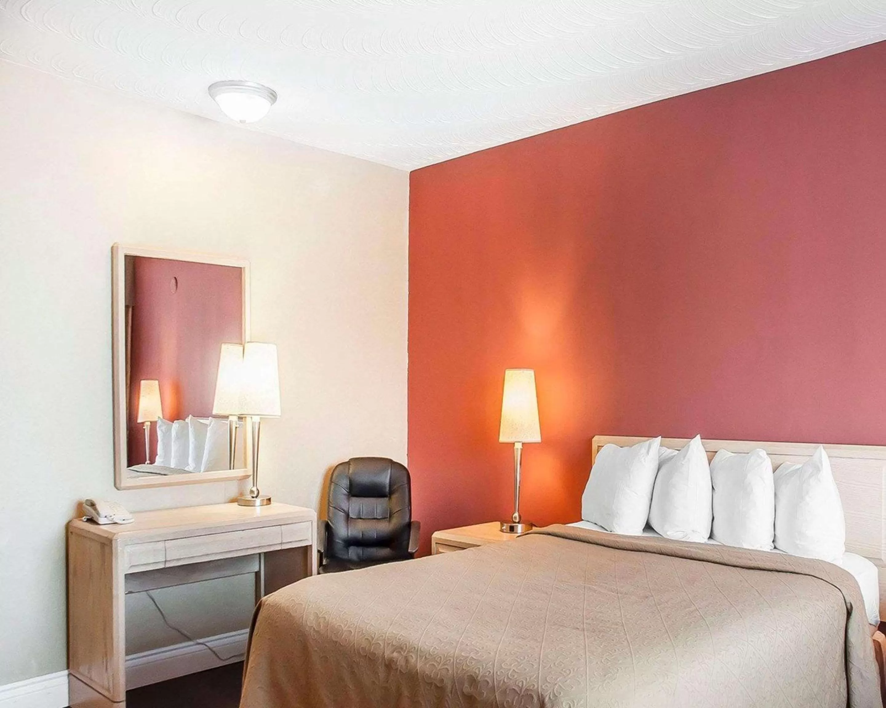 Photo of the whole room, Bed in Quality Hotel Fallsview Cascade