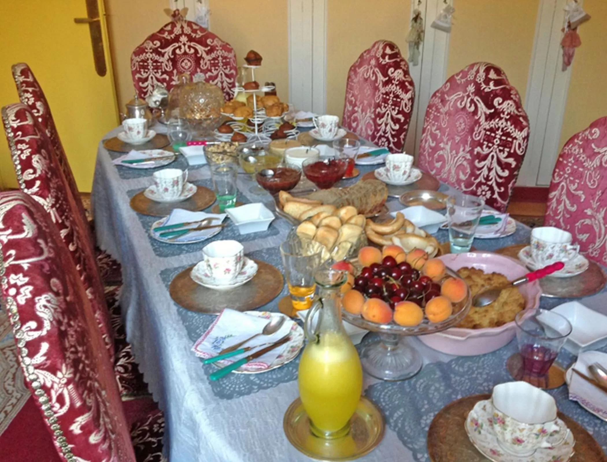 Dining area in La Demeure aux Hortensias