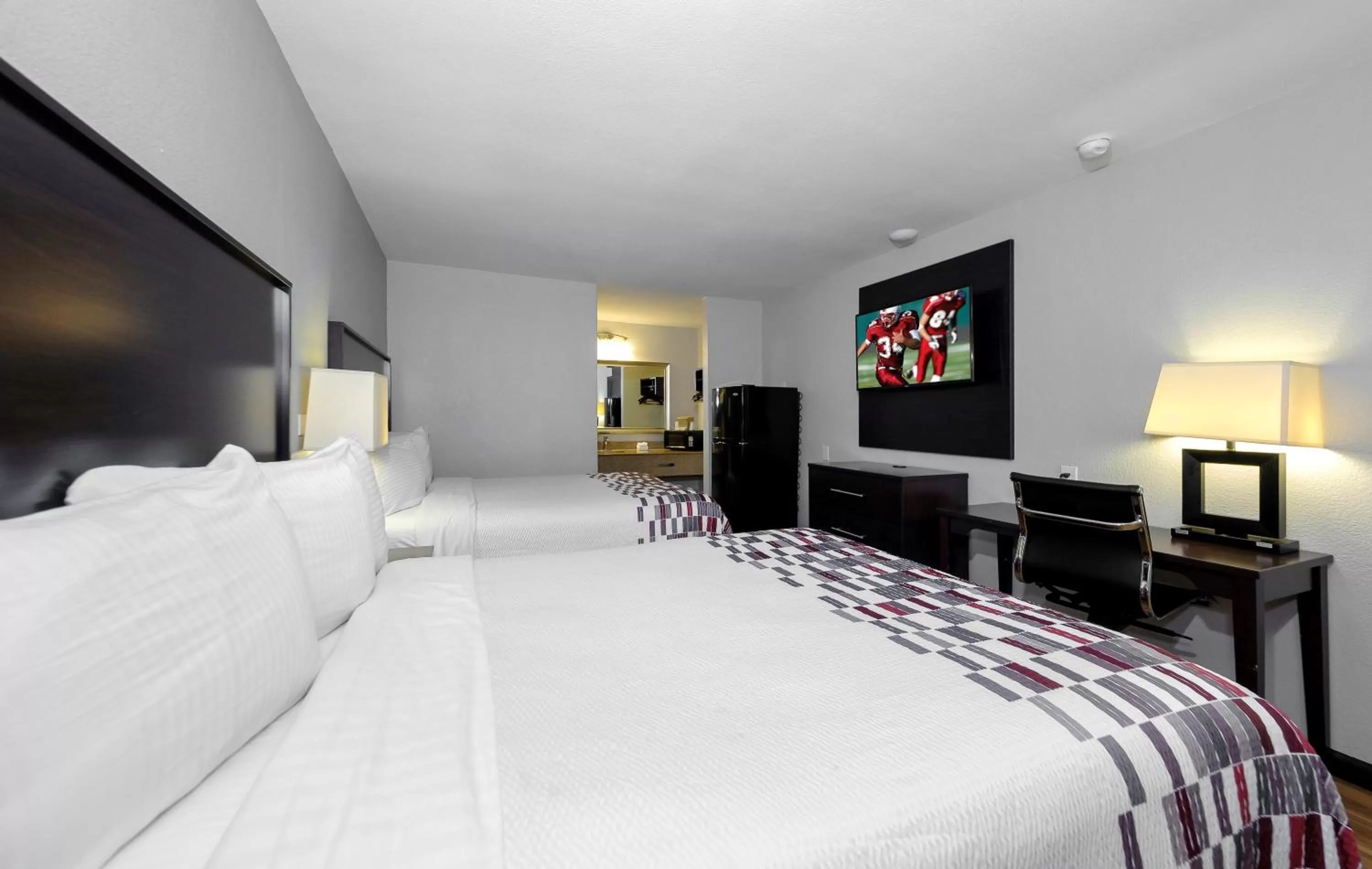 Deluxe Room with Two Queen Beds Smoking in Red Roof Inn Arlington - Entertainment District