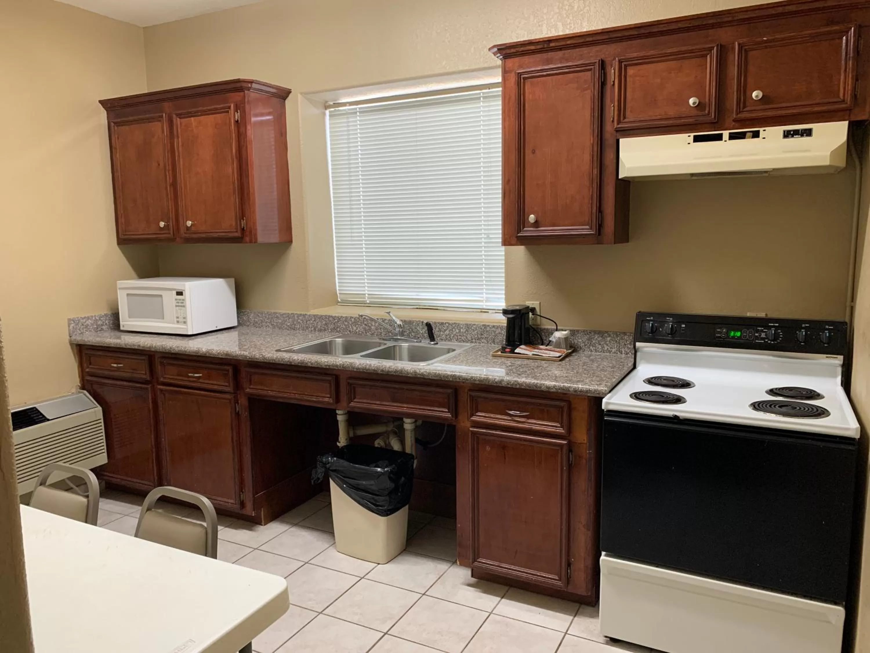 Kitchen or kitchenette in Quality Suites Houston NW Cy-Fair