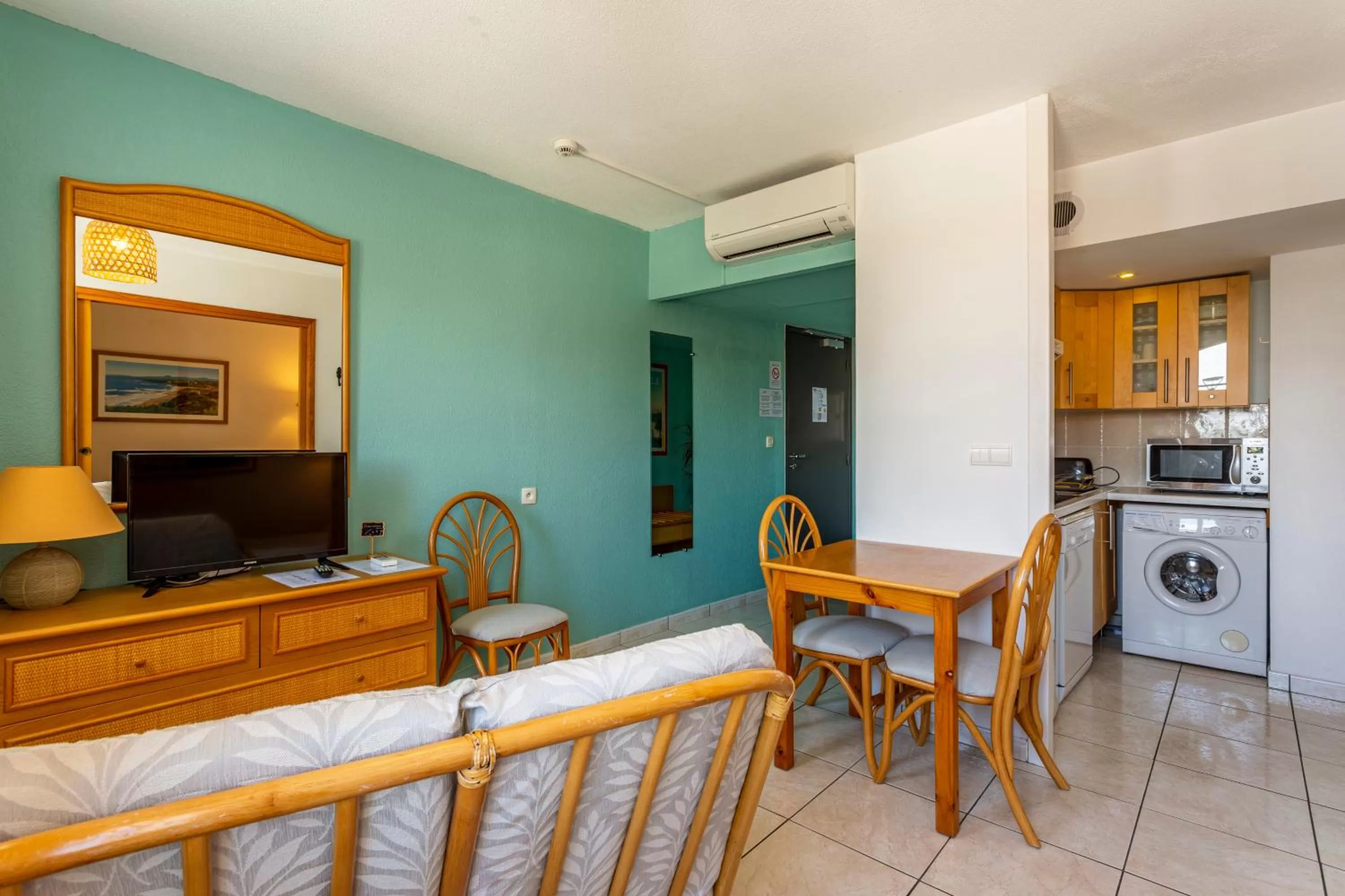 Communal lounge/ TV room in Hôtel & Appart-hôtel Olatua