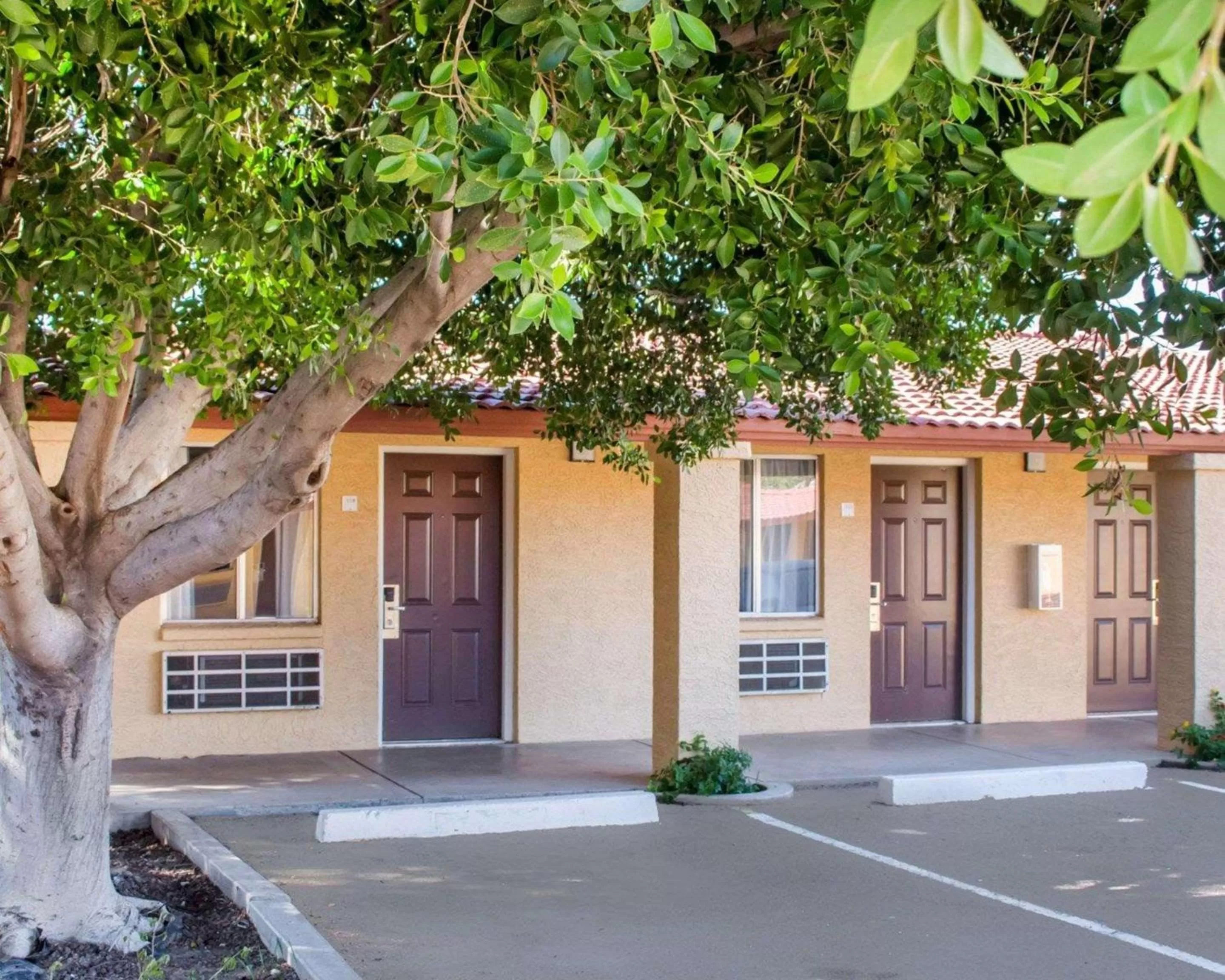 Property building in Rodeway Inn Old Town Scottsdale