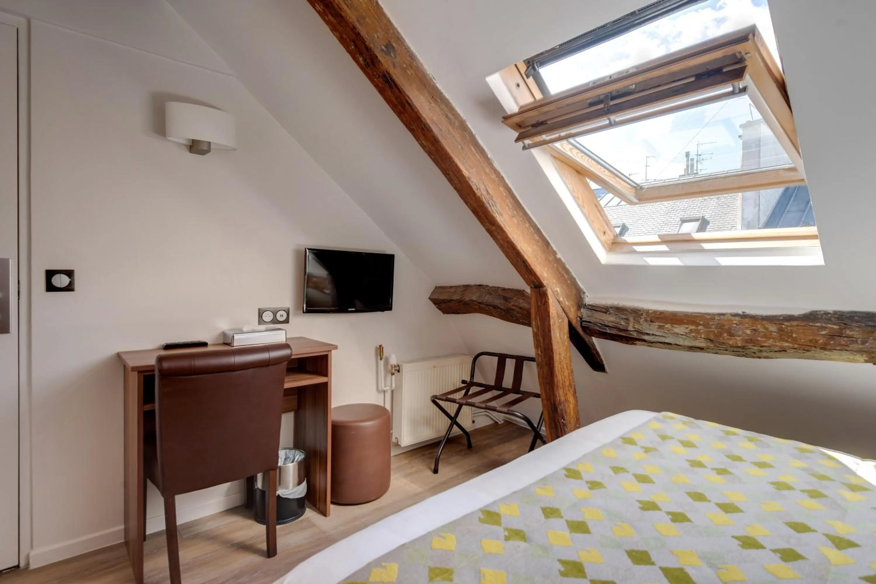 Bedroom, Bed in Hotel Chabrol Opera