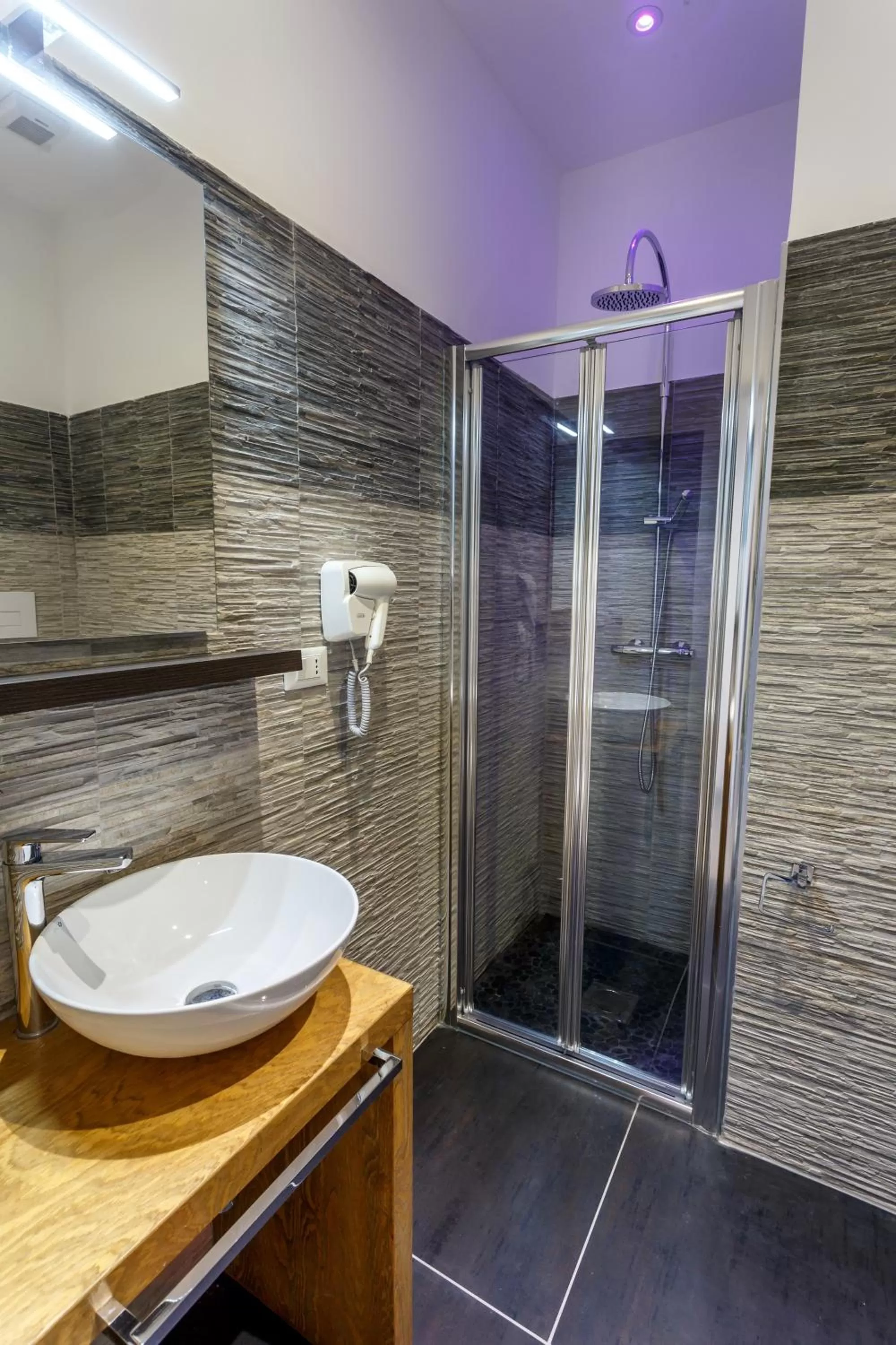 Shower in Porta Maqueda