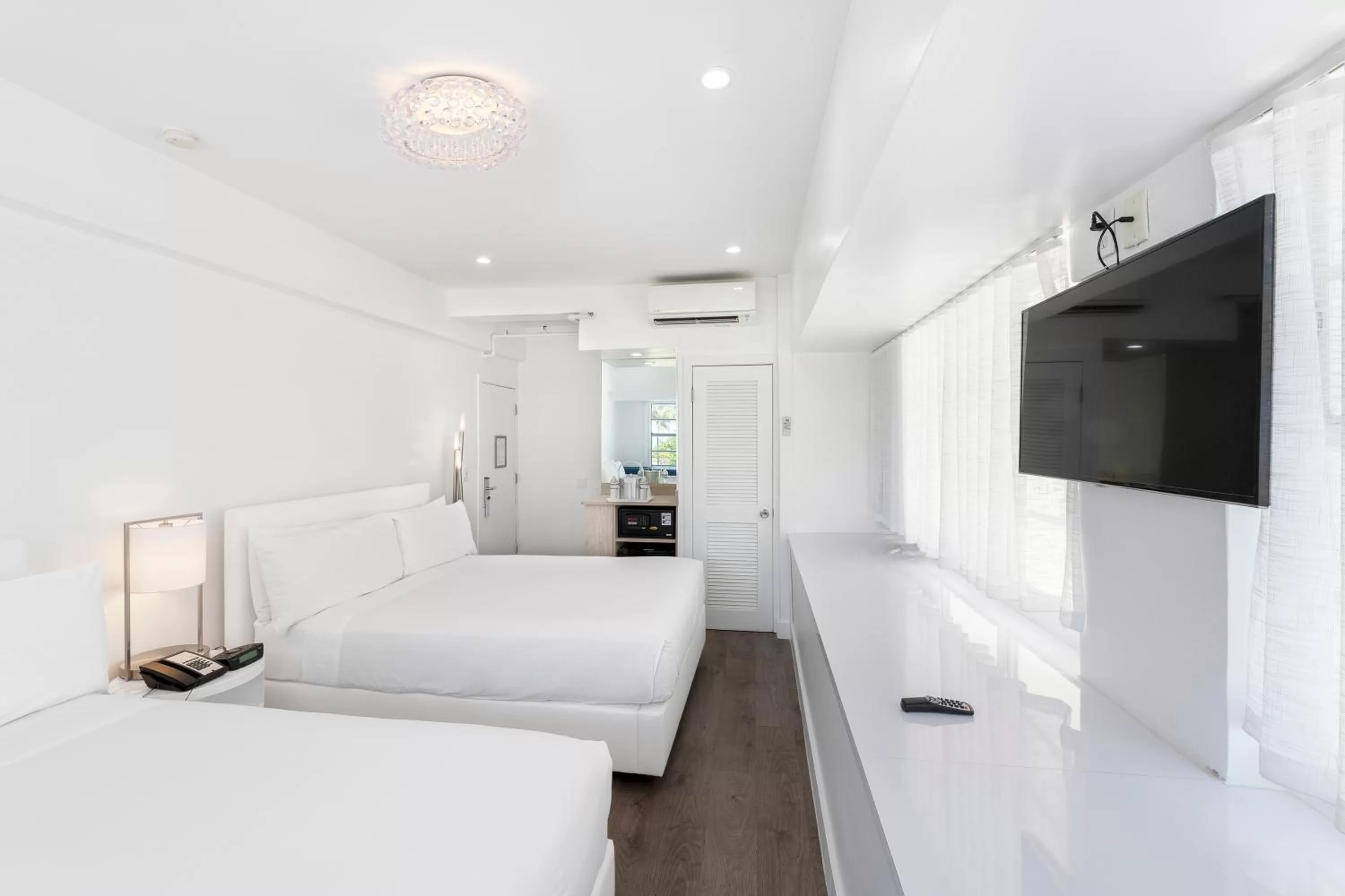 Photo of the whole room, Bed in Penguin Hotel