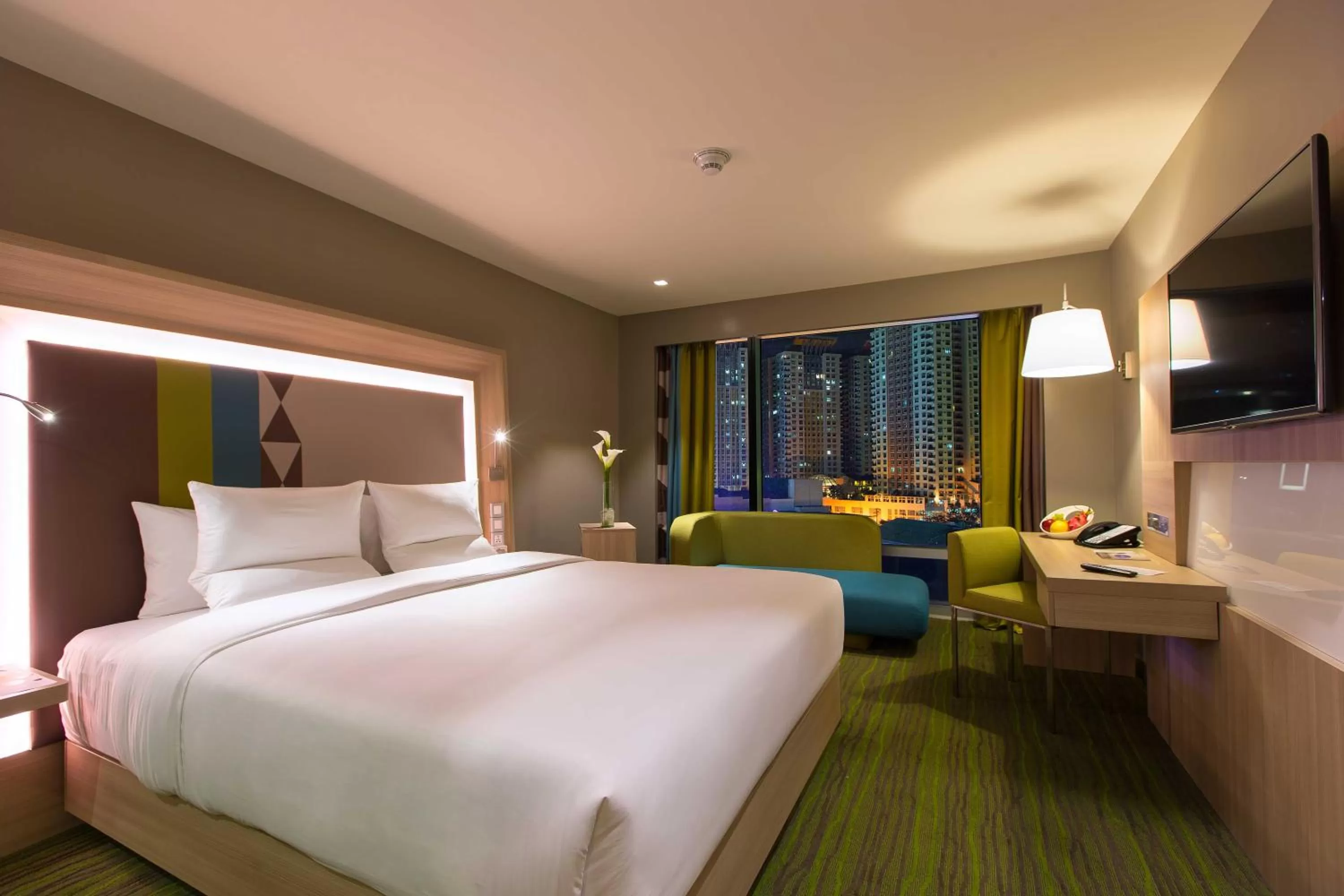 Photo of the whole room, Bed in Novotel Manila Araneta City Hotel