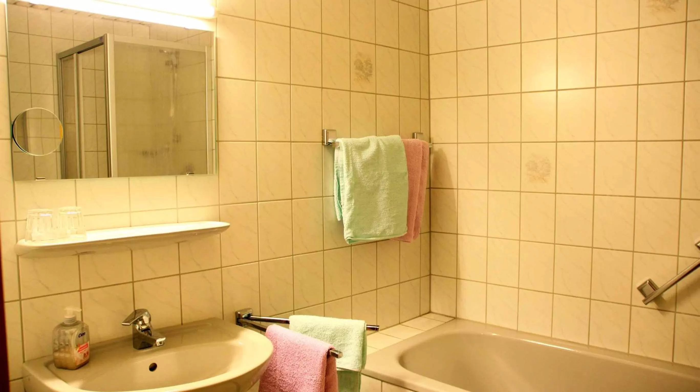 Bathroom in Hotel Gasthof Zum weissen Lamm