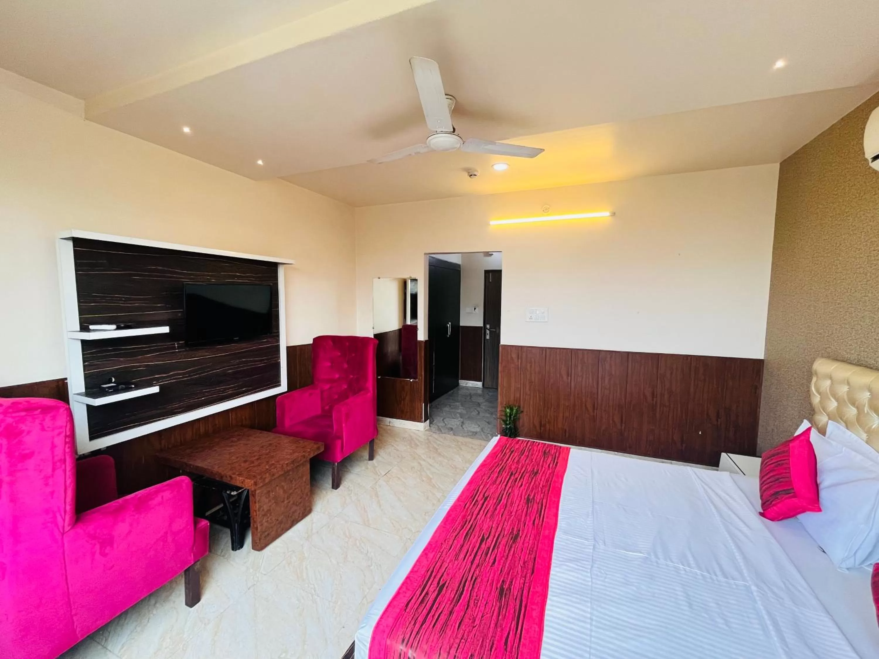 Bed in Hotel The Leaf - Gomti Nagar Lucknow