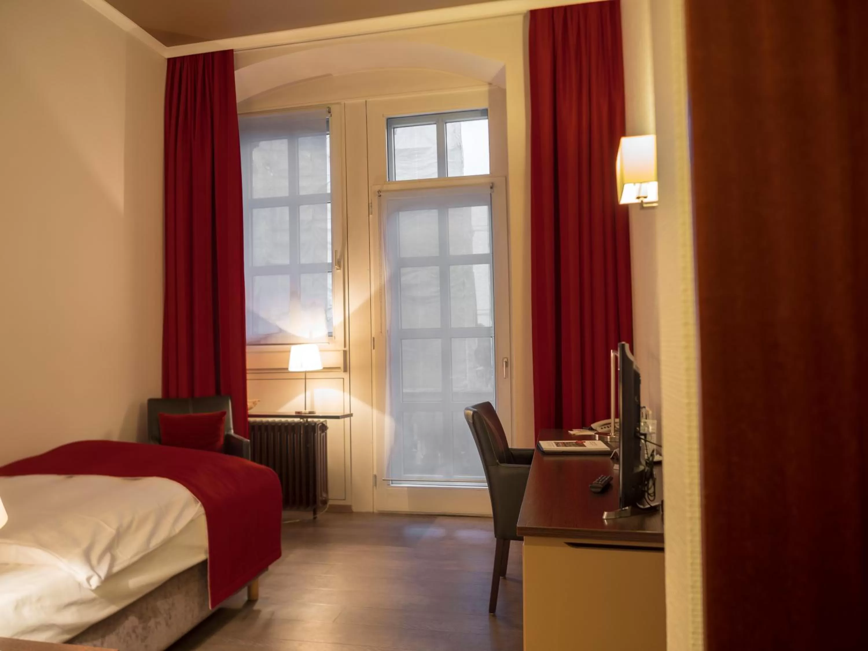 Photo of the whole room, Bed in Hotel Lippischer Hof