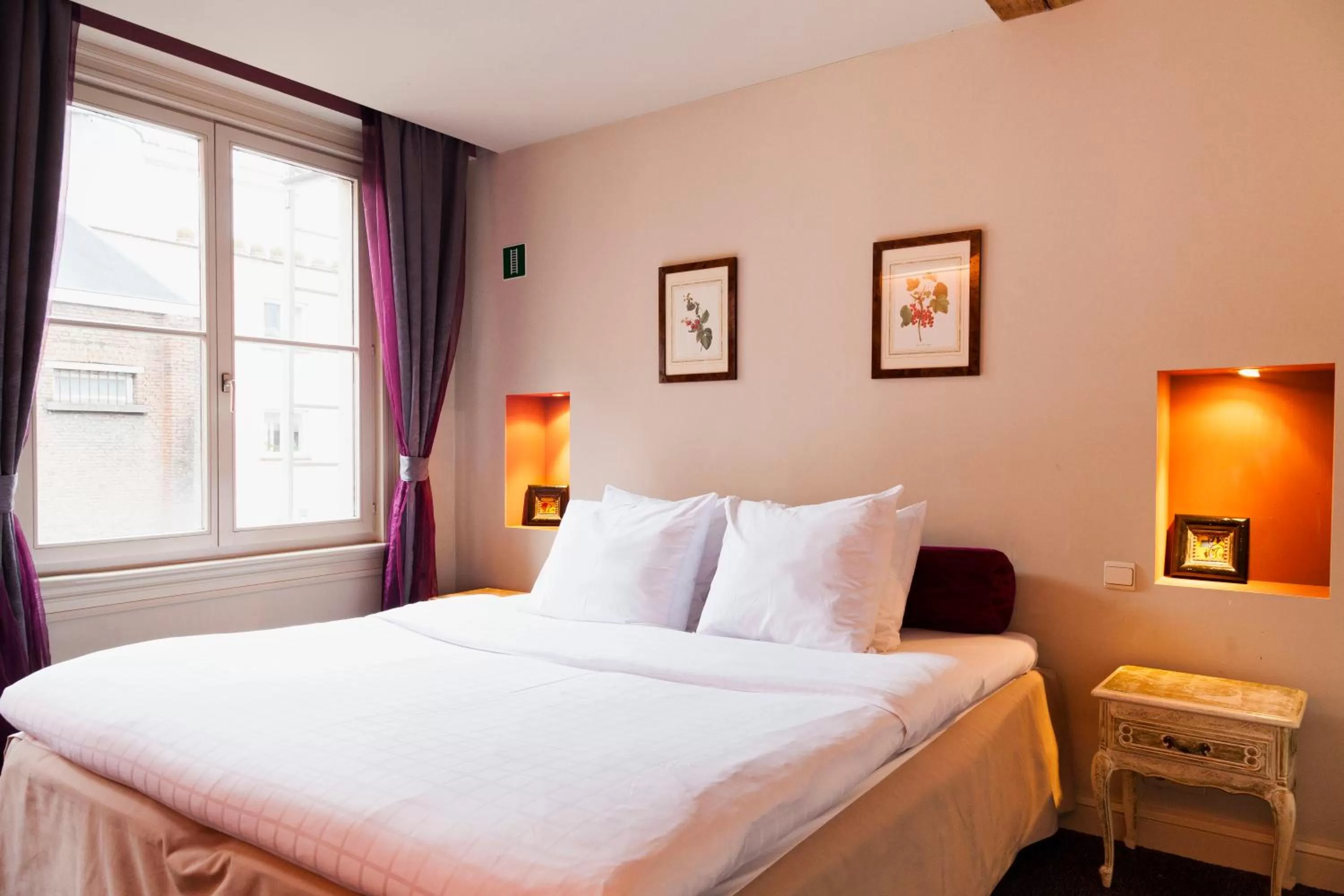 Bed in Hotel Diamonds and Pearls