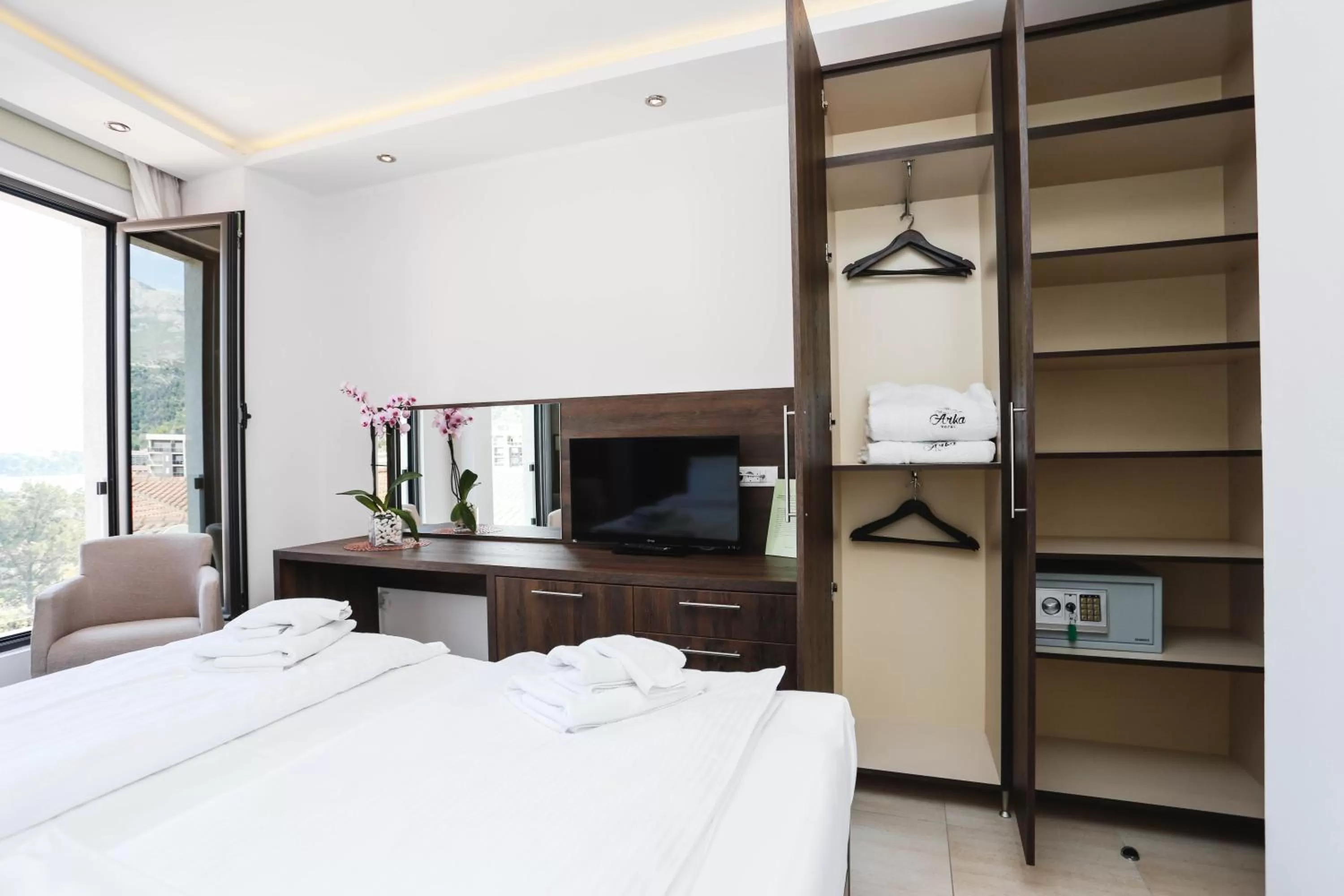 Bedroom, Bed in Arka