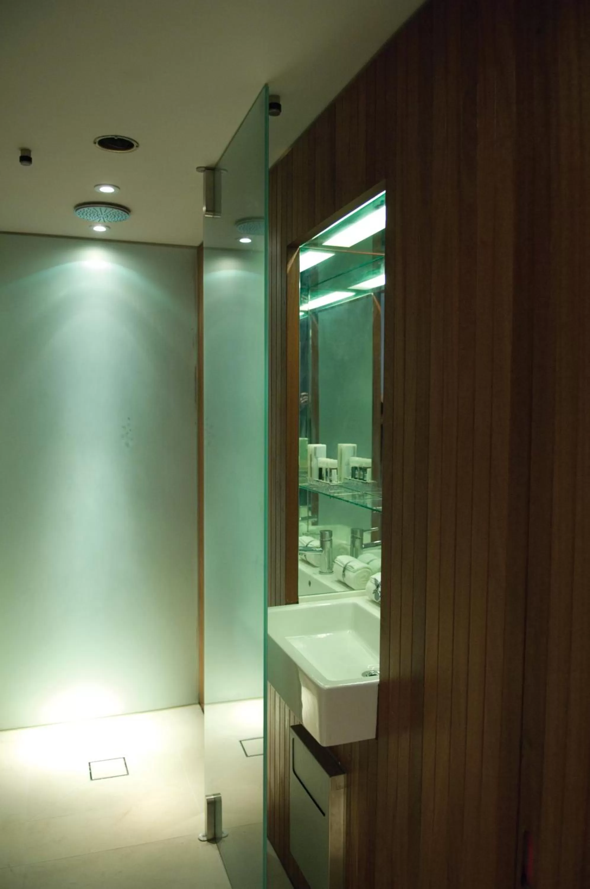 Shower in The Midland