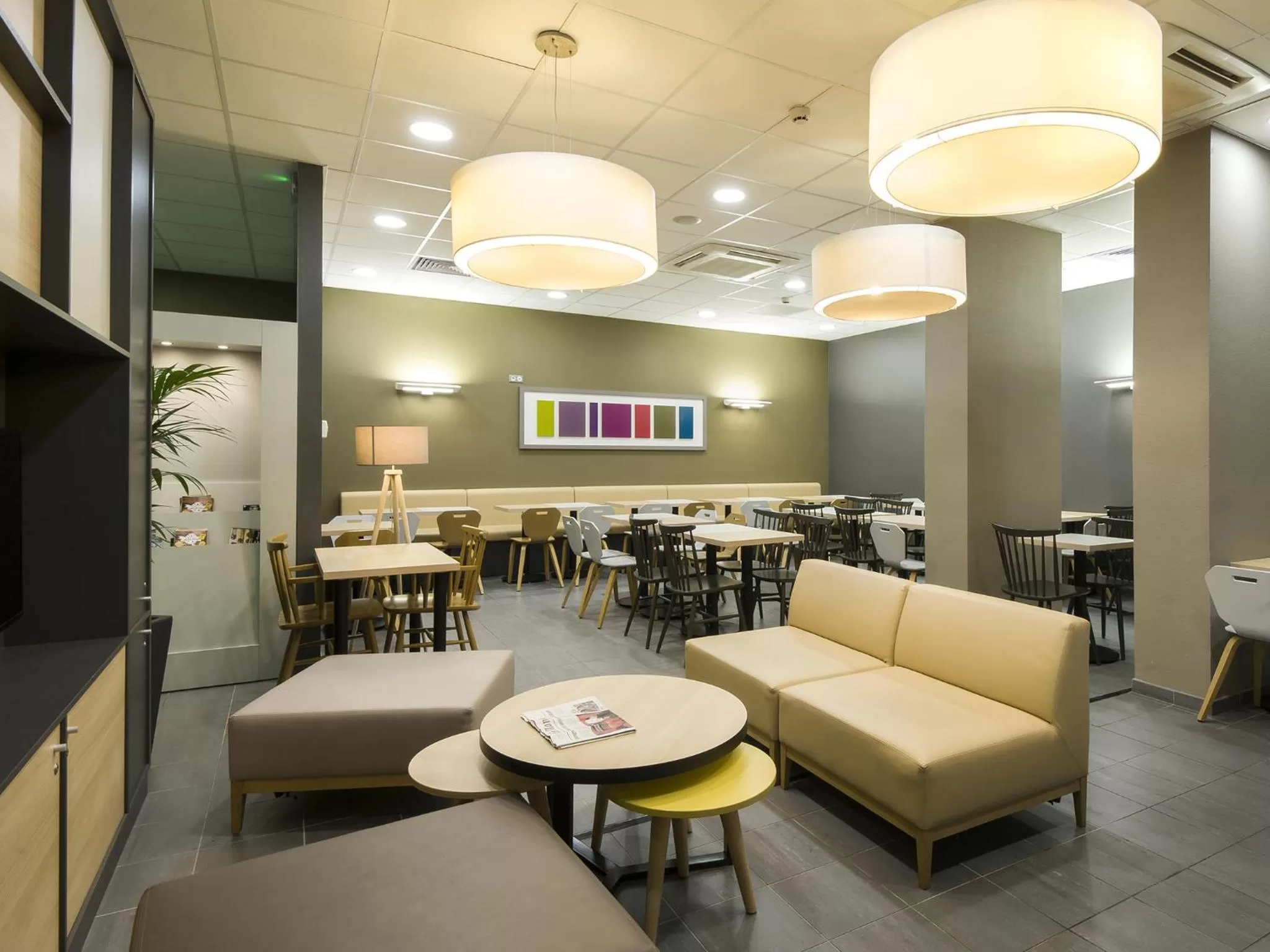 Lounge or bar in B&B HOTEL Lyon Ouest Tassin